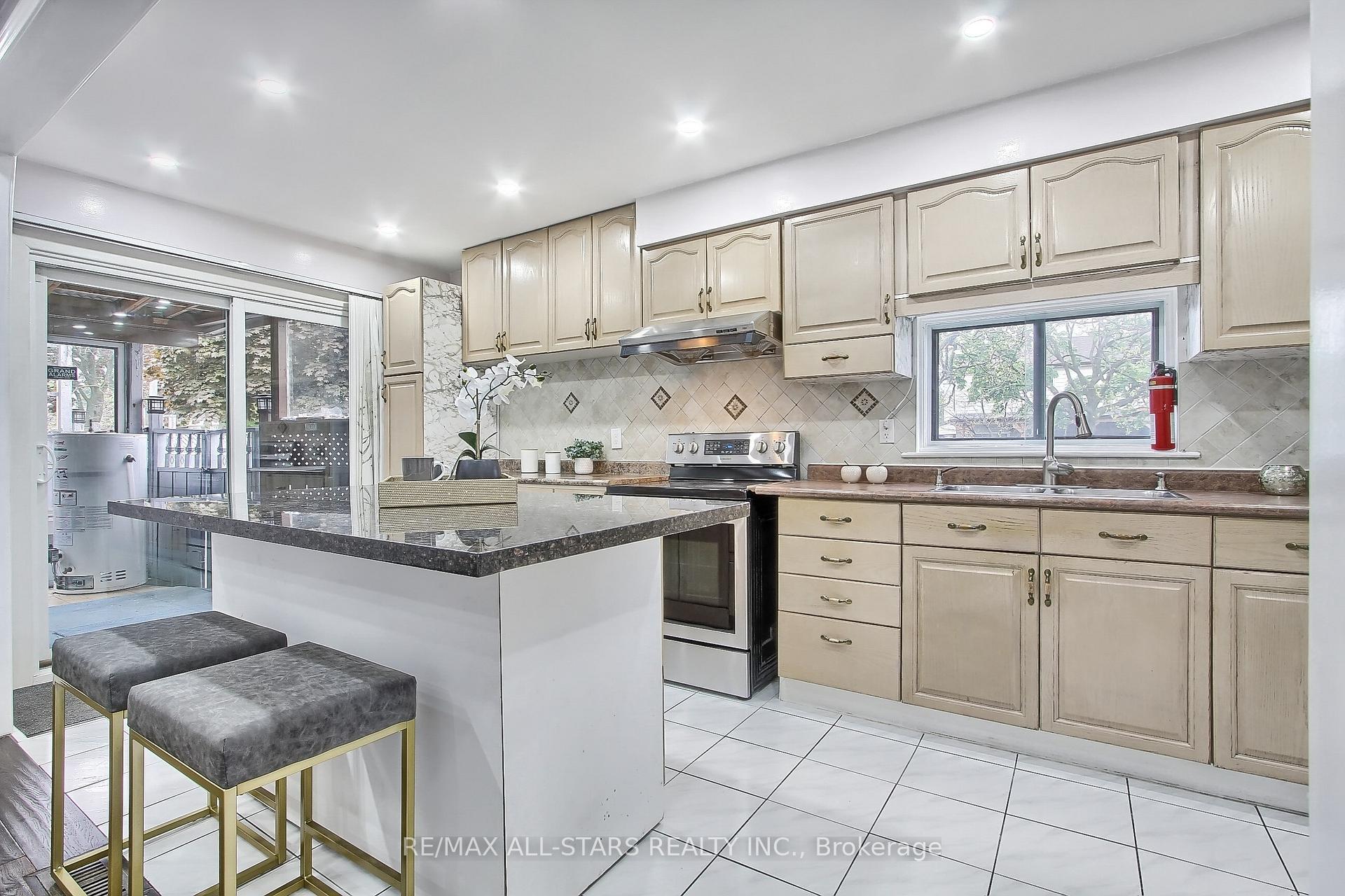 Photo 5 of 48 Archdekin Drive, Brampton, Madoc — HOMEH