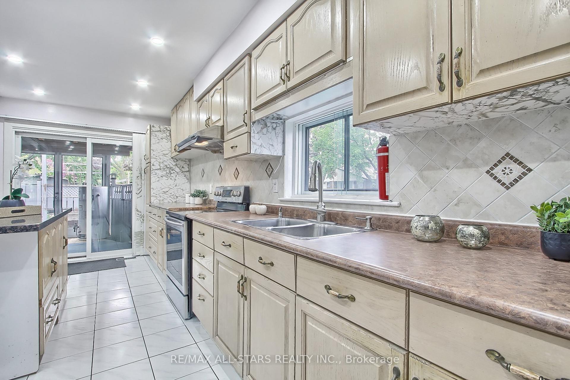 Photo 9 of 48 Archdekin Drive, Brampton, Madoc — HOMEH