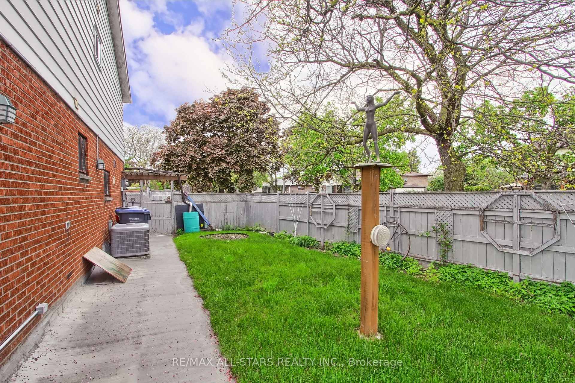 Photo 31 of 48 Archdekin Drive, Brampton, Madoc — HOMEH