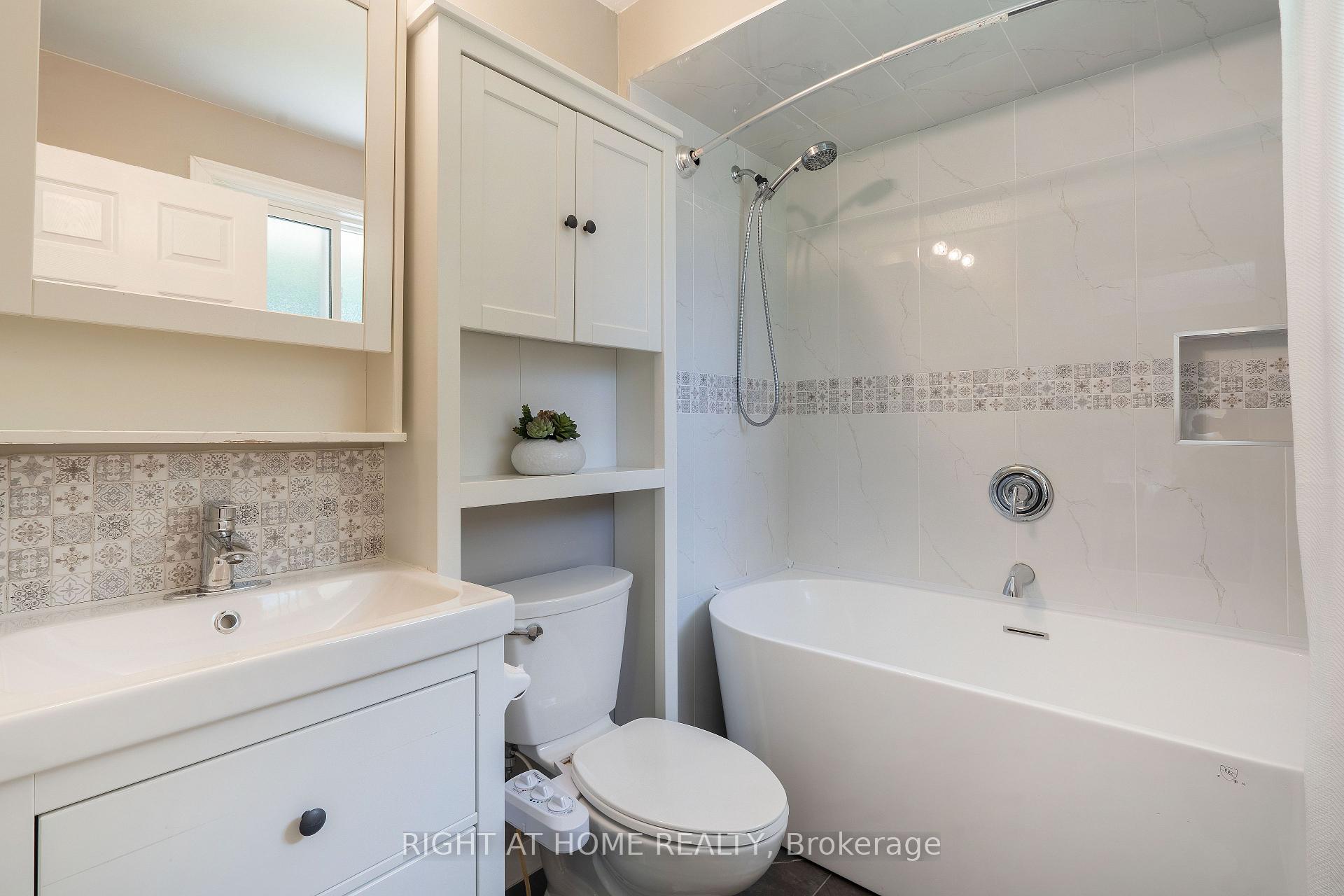 Photo 3 of 470 John Frederick Drive, Hamilton, Meadowlands — HOMEH
