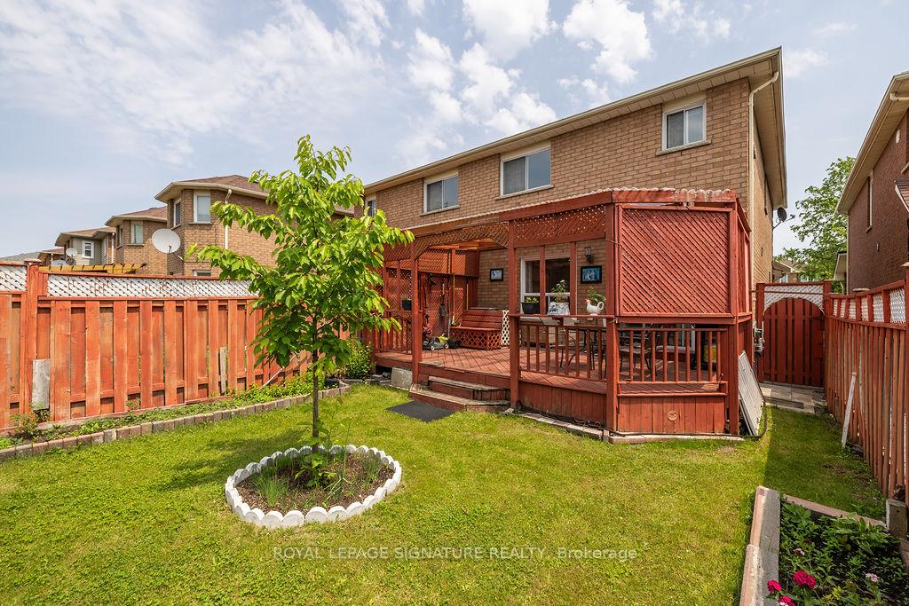 Photo 6 of 20 Tessler Crescent, Brampton, Brampton West — HOMEH