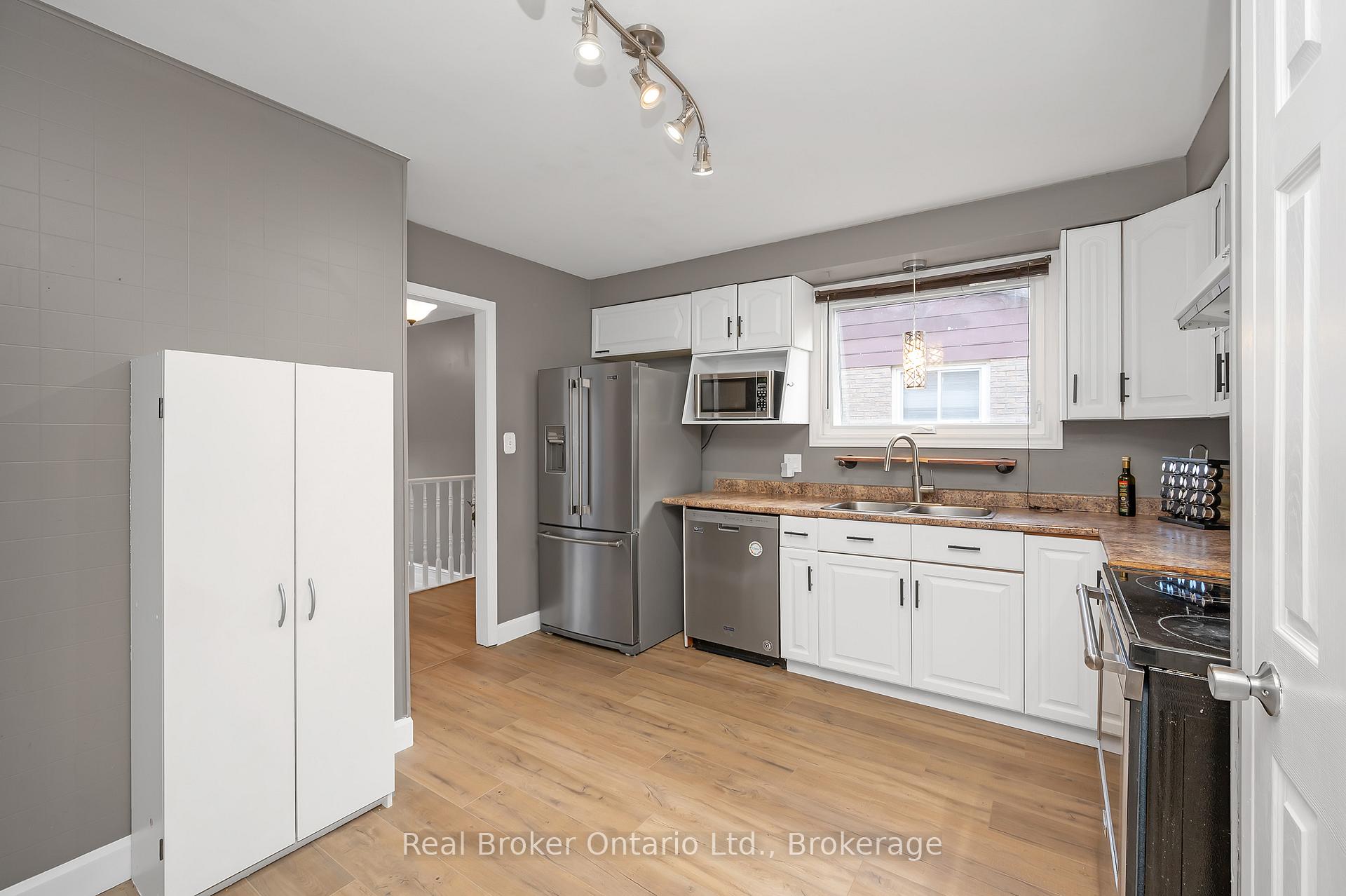 Photo 12 of 52 Green Maple Drive, St. Catharines, Secord Woods — HOMEH
