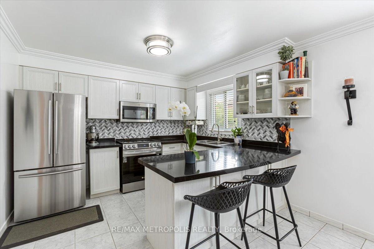 Photo 13 of 42 Silverstream Road, Brampton, Heart Lake West — HOMEH