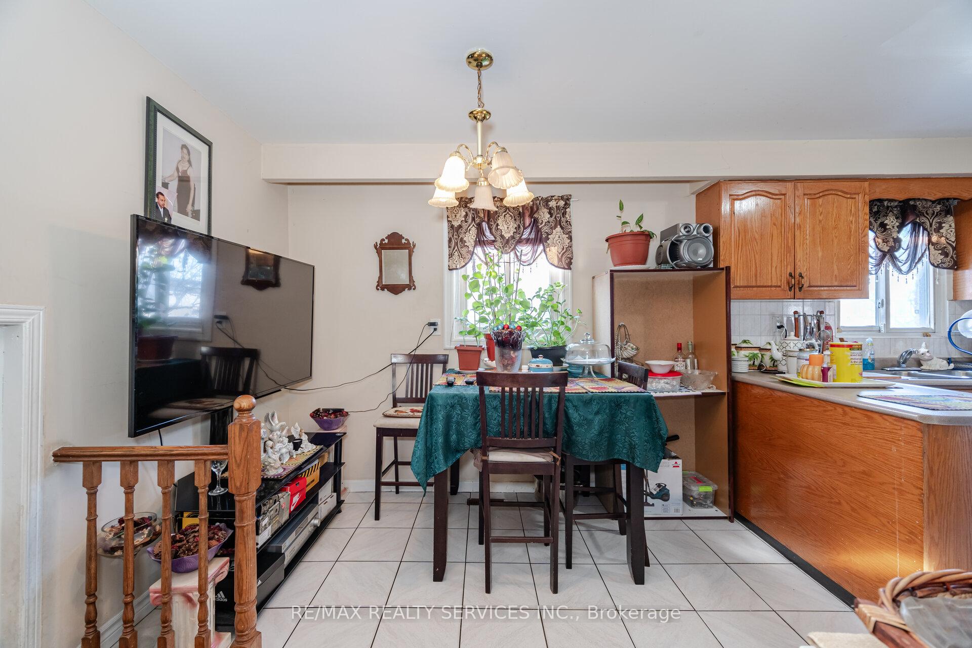 Photo 8 of 42 Abell Drive E, Brampton, Madoc — HOMEH