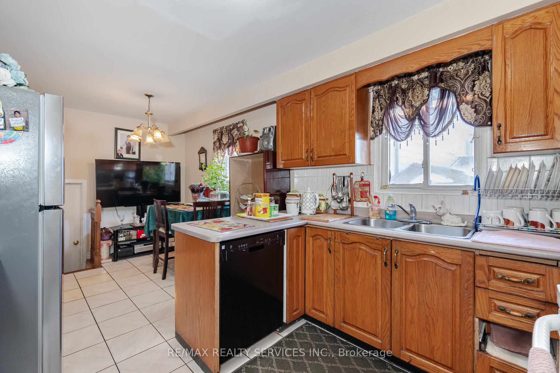 Photo 10 of 42 Abell Drive E, Brampton, Madoc — HOMEH