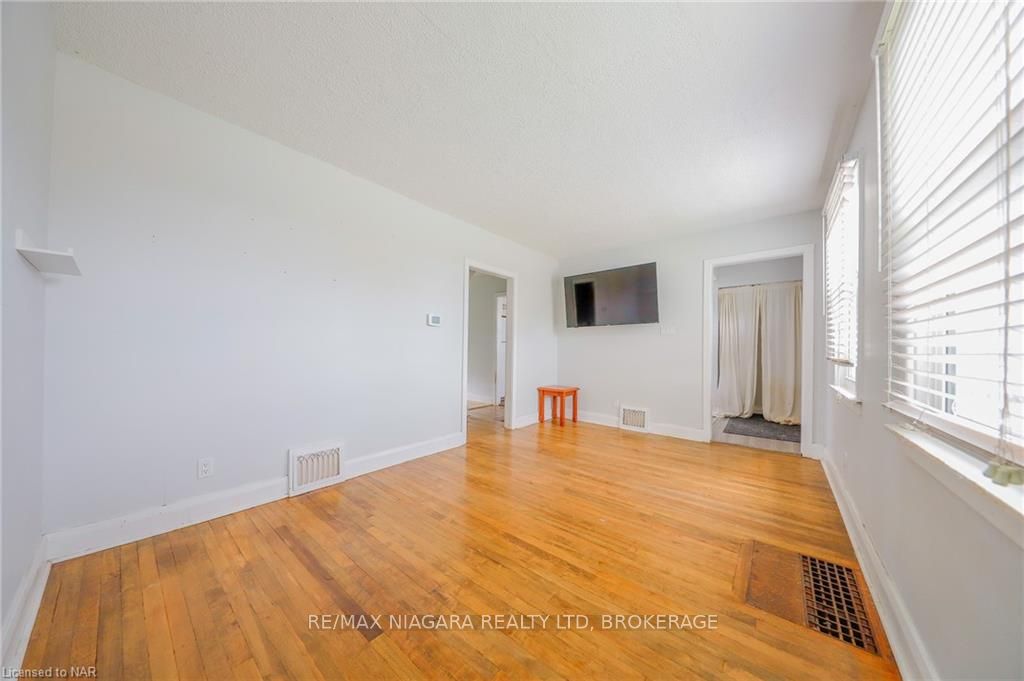 Photo 3 of 9 Beard Place, St. Catharines, E. Chester — HOMEH