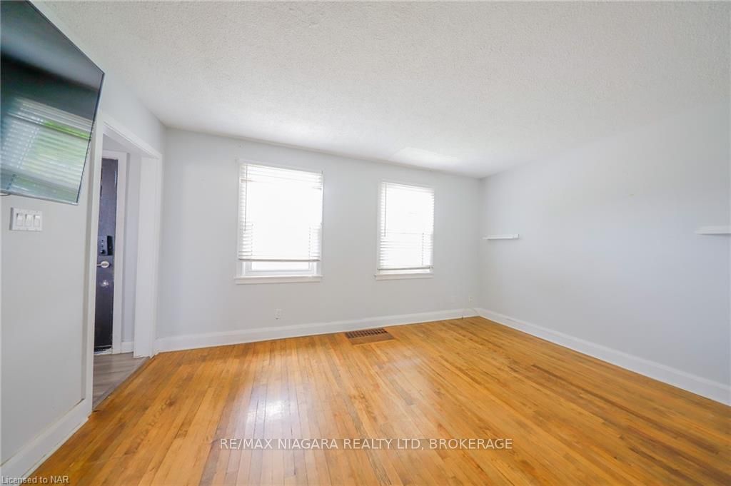Photo 4 of 9 Beard Place, St. Catharines, E. Chester — HOMEH