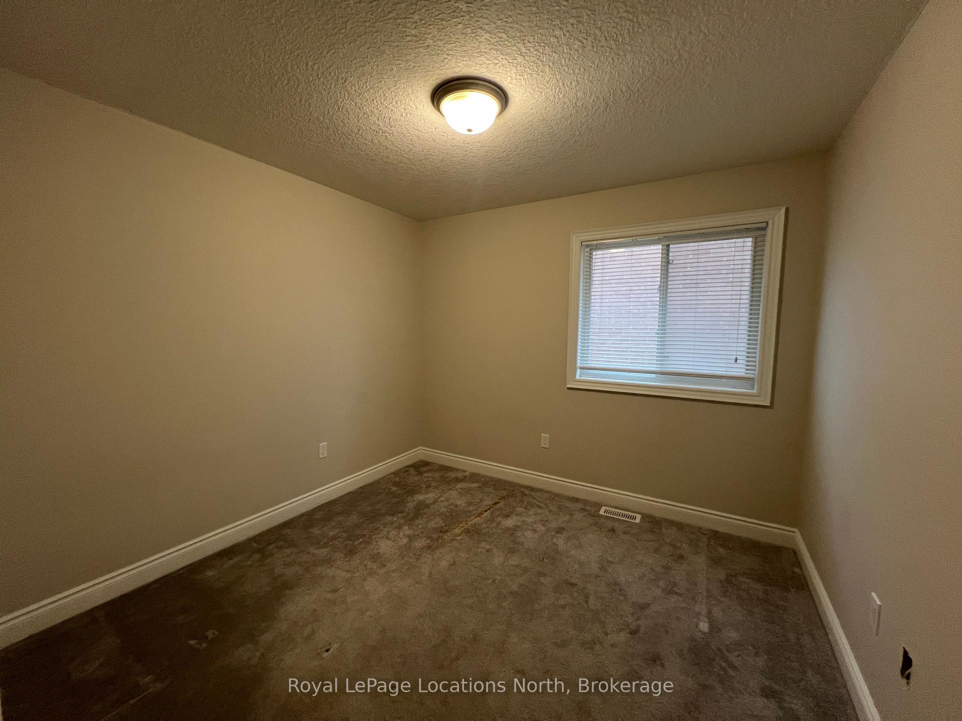Photo 13 of 23 Lockerbie Crescent, Collingwood — HOMEH