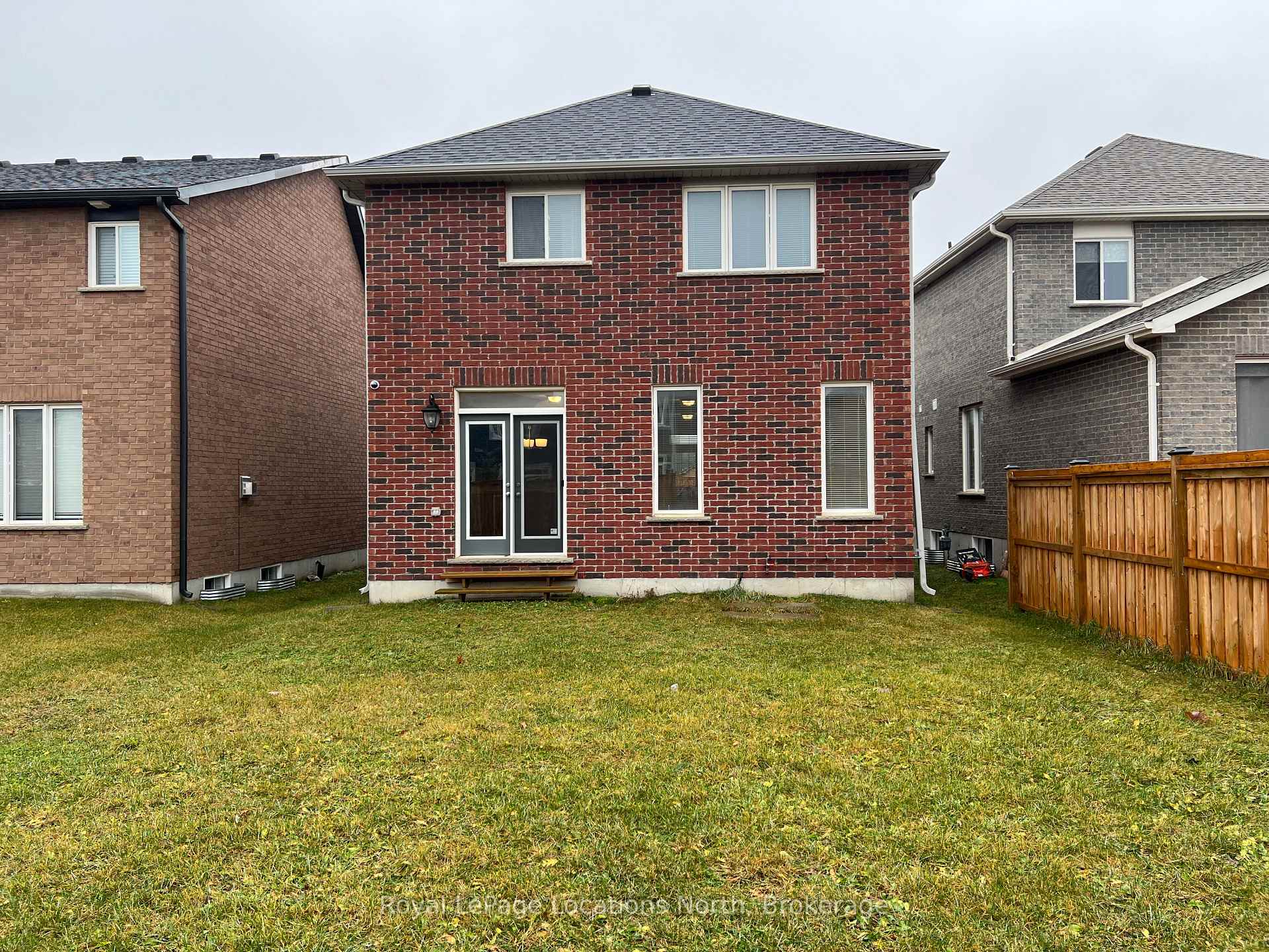 Photo 19 of 23 Lockerbie Crescent, Collingwood — HOMEH