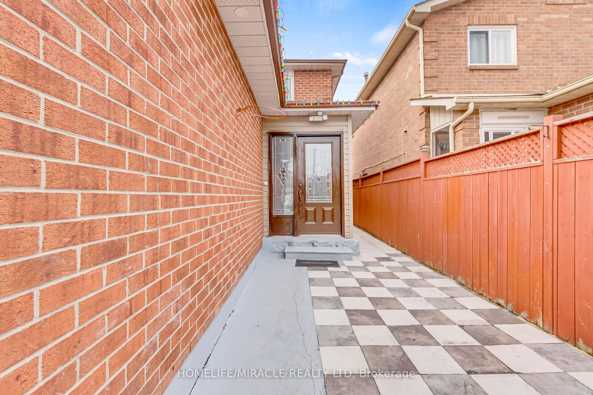 Photo 10 of 4 Colchester Avenue, Brampton, Heart Lake West — HOMEH