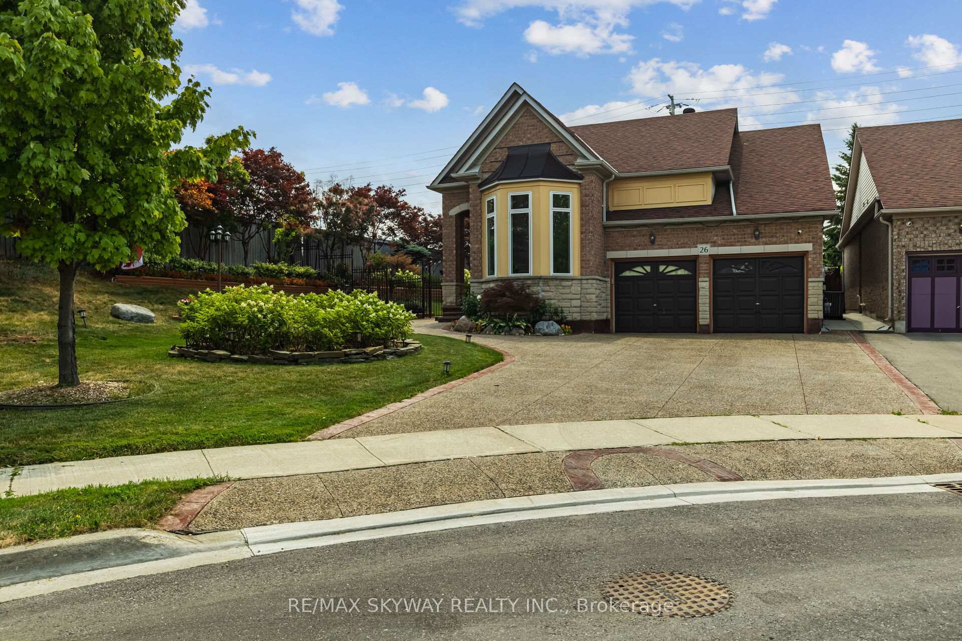 Photo 2 of 26 Trailside Walk, Brampton, Bramalea North Industrial — HOMEH