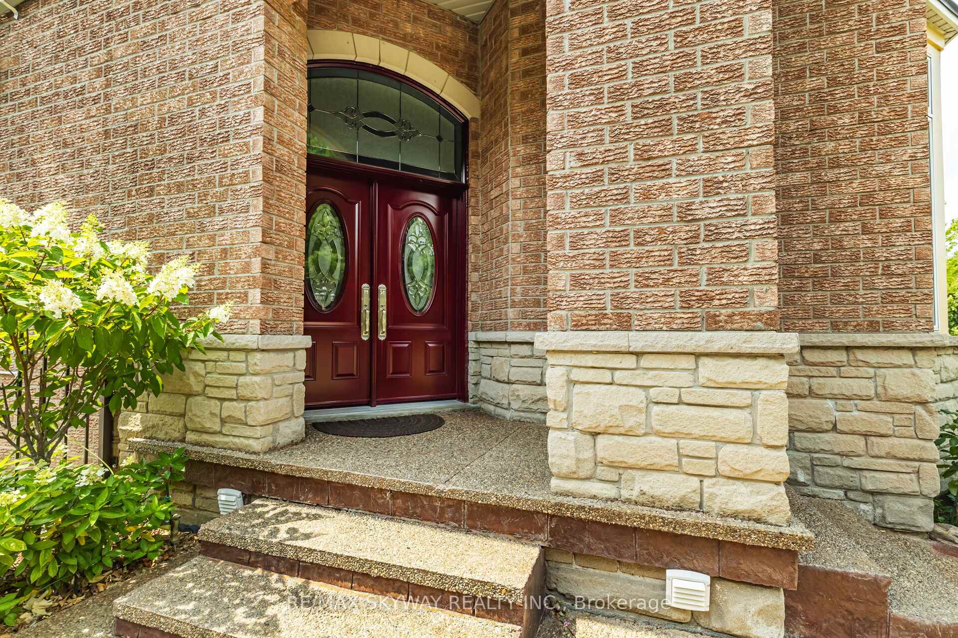 Photo 4 of 26 Trailside Walk, Brampton, Bramalea North Industrial — HOMEH