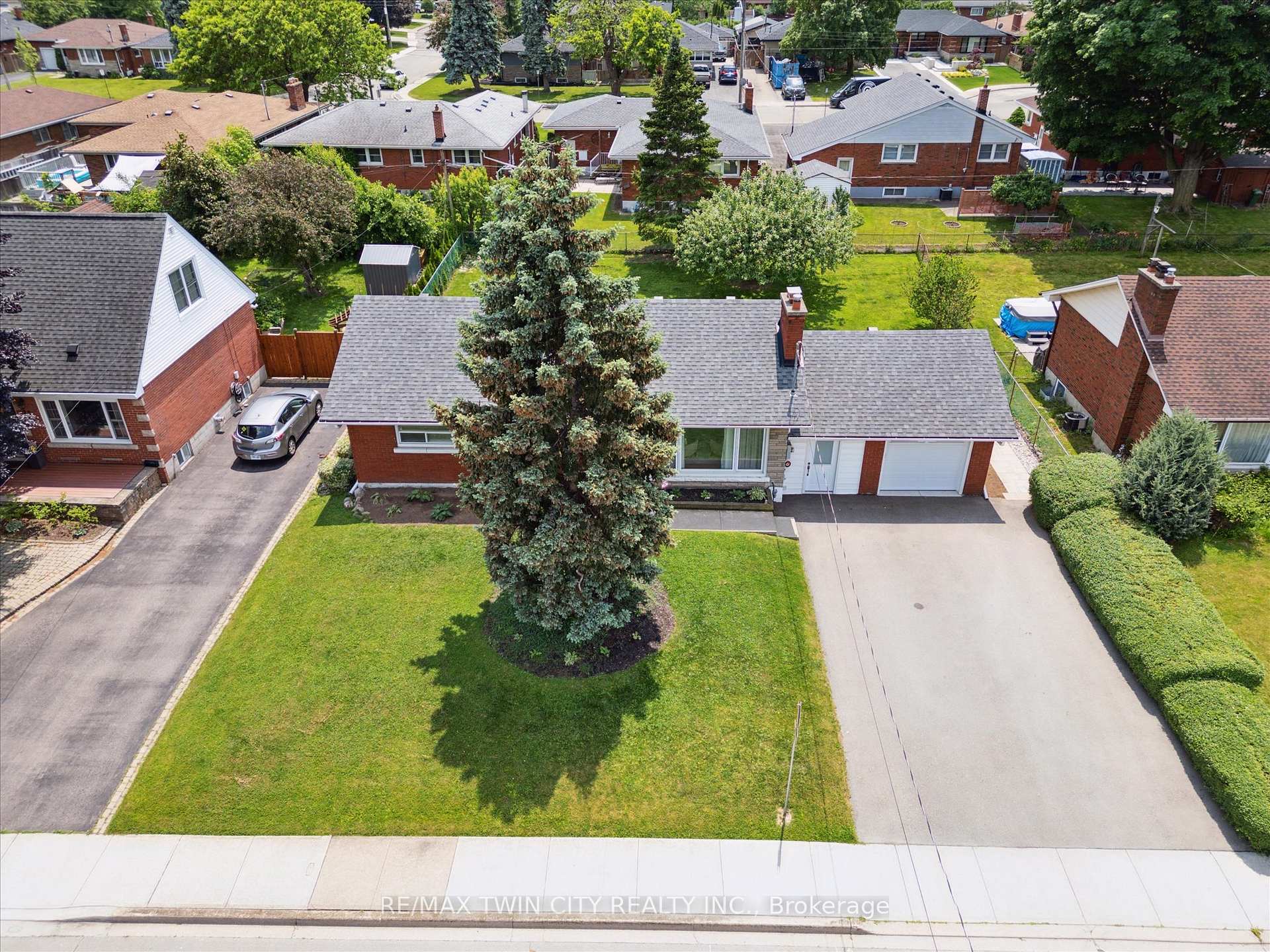 Photo 2 of 13 Meadowvale Avenue, Hamilton, Stoney Creek — HOMEH
