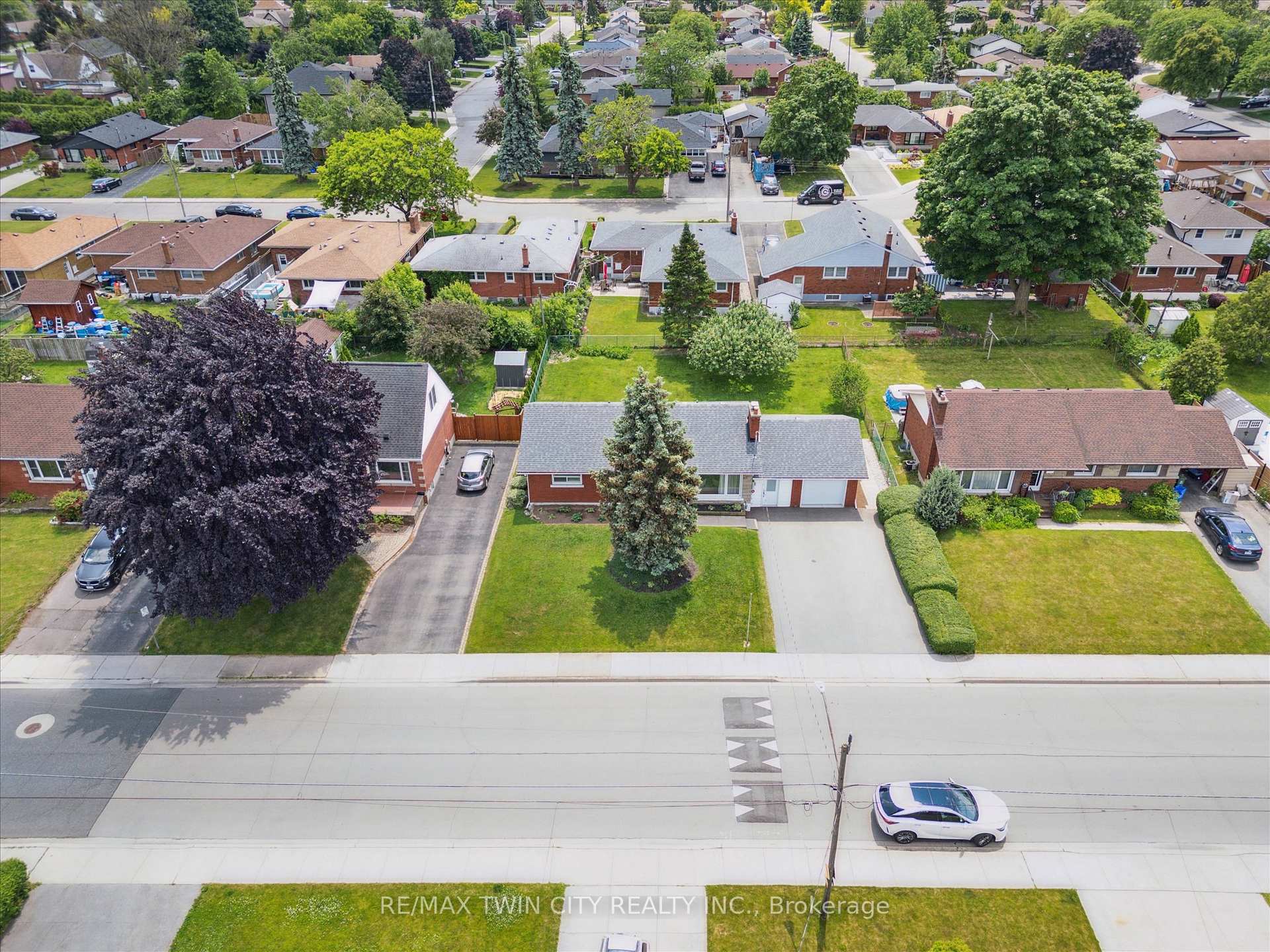 Photo 3 of 13 Meadowvale Avenue, Hamilton, Stoney Creek — HOMEH