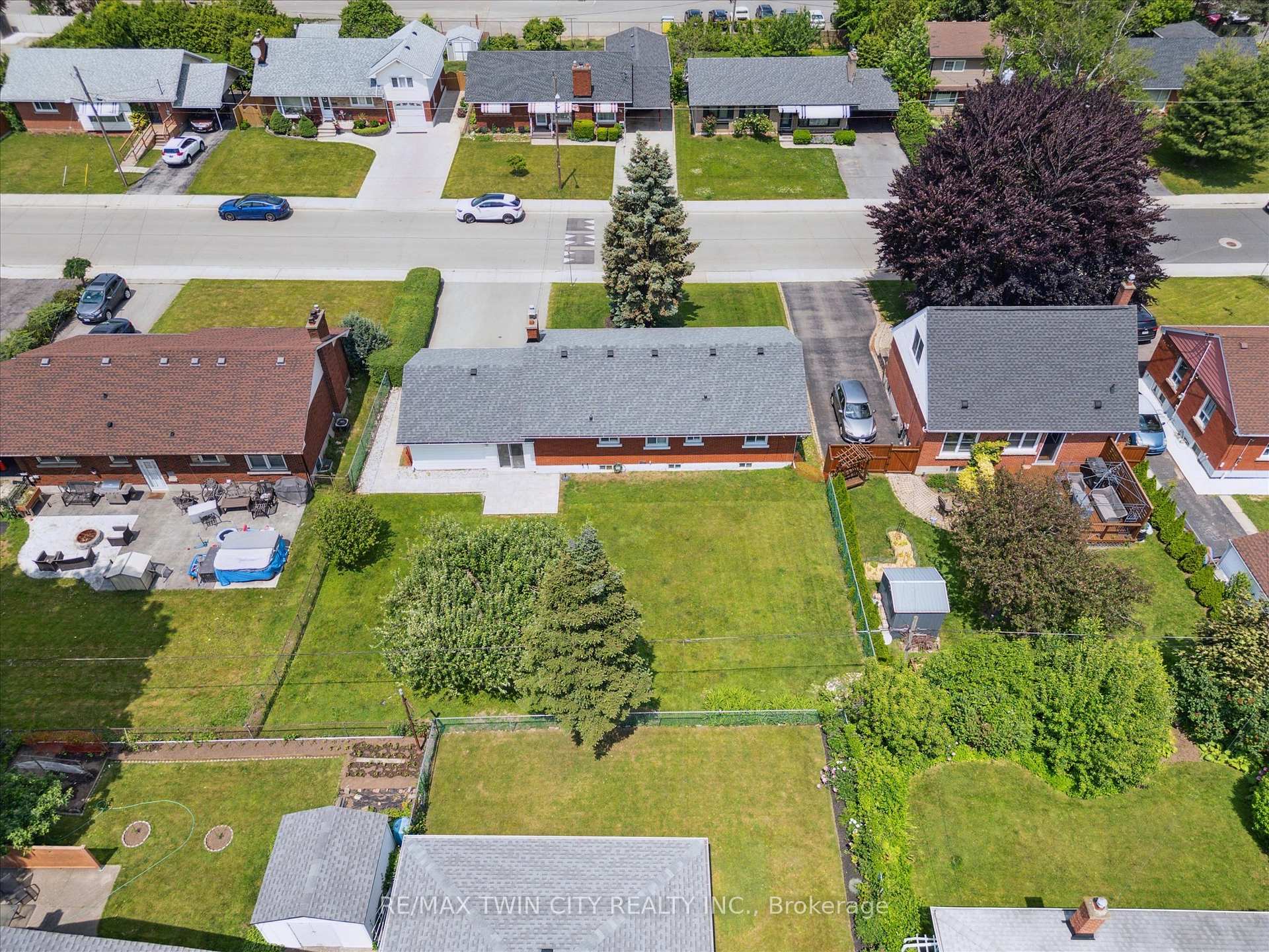 Photo 5 of 13 Meadowvale Avenue, Hamilton, Stoney Creek — HOMEH