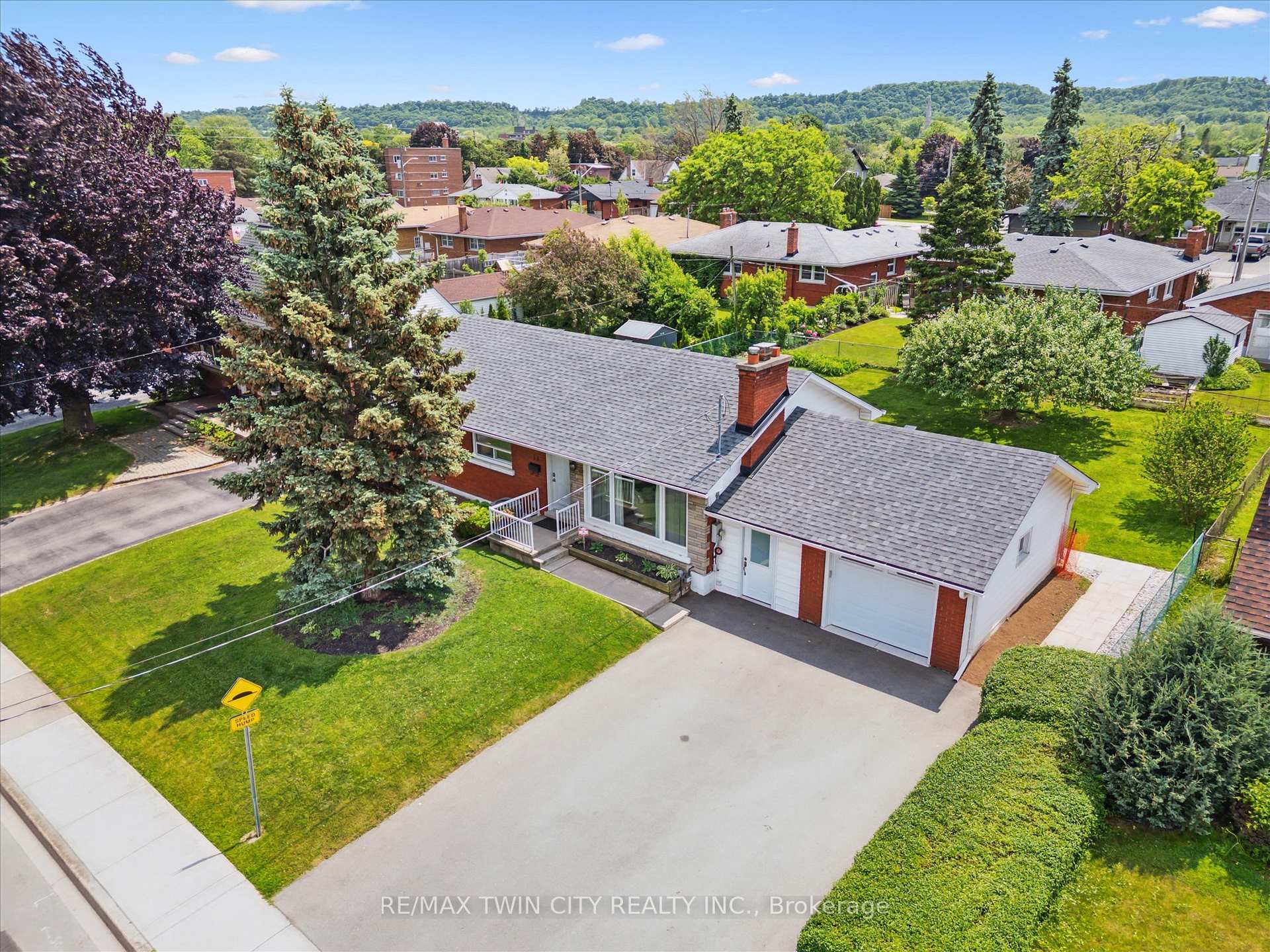 Photo 7 of 13 Meadowvale Avenue, Hamilton, Stoney Creek — HOMEH