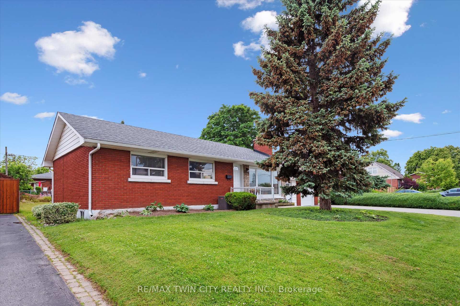Photo 8 of 13 Meadowvale Avenue, Hamilton, Stoney Creek — HOMEH