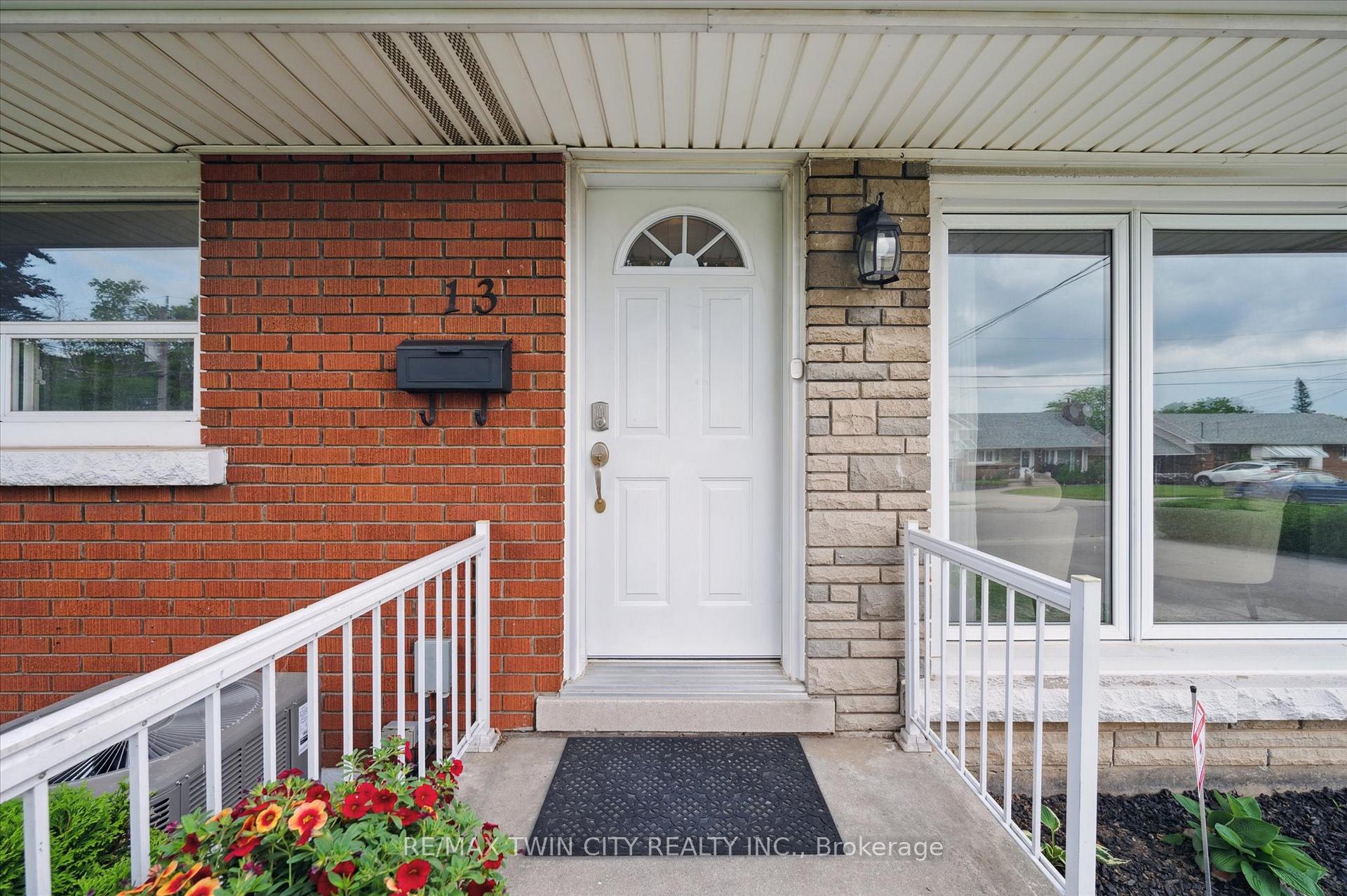 Photo 9 of 13 Meadowvale Avenue, Hamilton, Stoney Creek — HOMEH