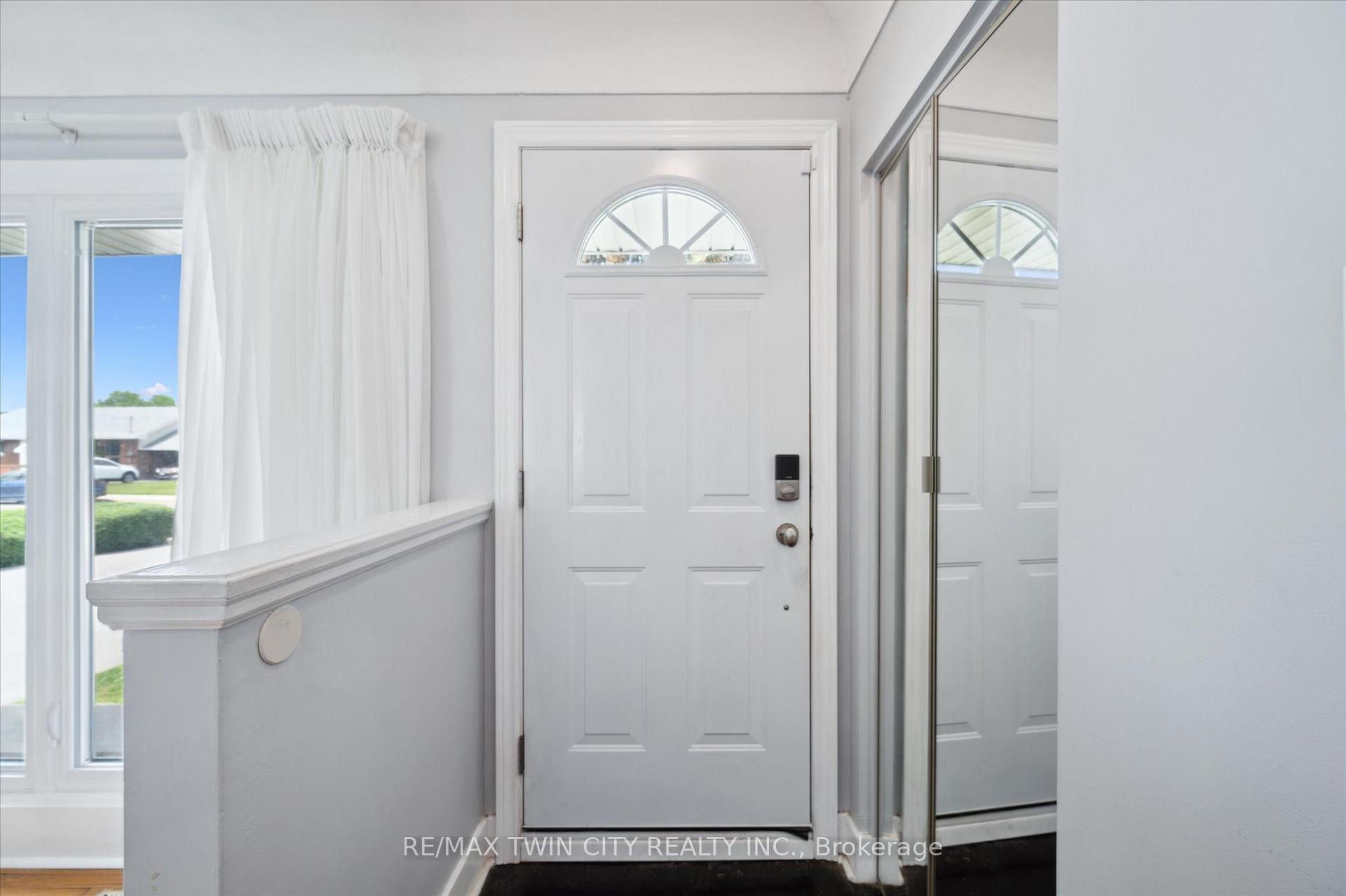 Photo 10 of 13 Meadowvale Avenue, Hamilton, Stoney Creek — HOMEH