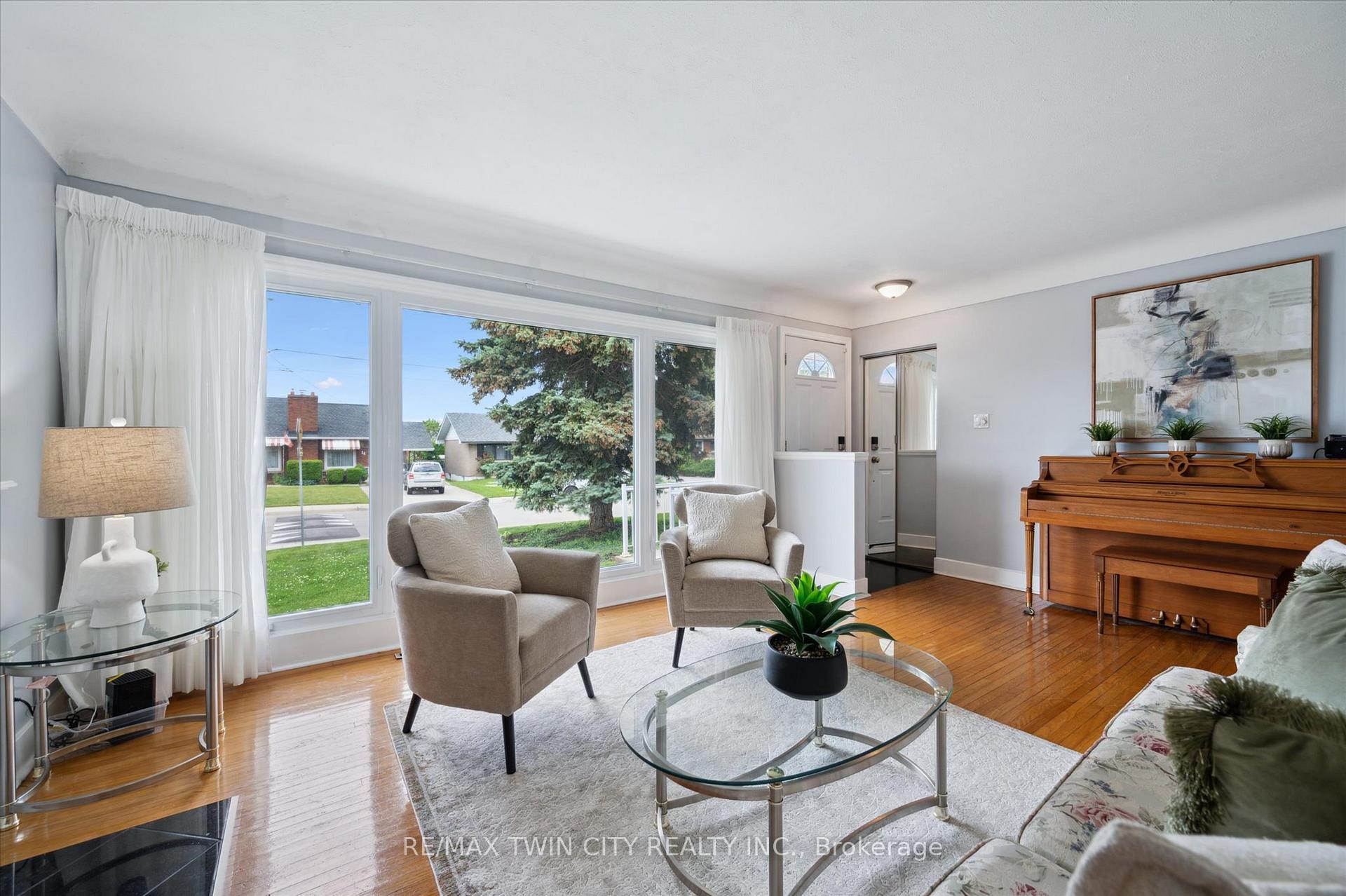 Photo 12 of 13 Meadowvale Avenue, Hamilton, Stoney Creek — HOMEH
