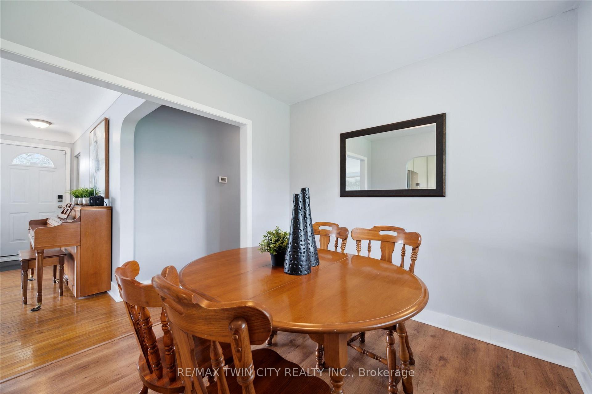 Photo 14 of 13 Meadowvale Avenue, Hamilton, Stoney Creek — HOMEH