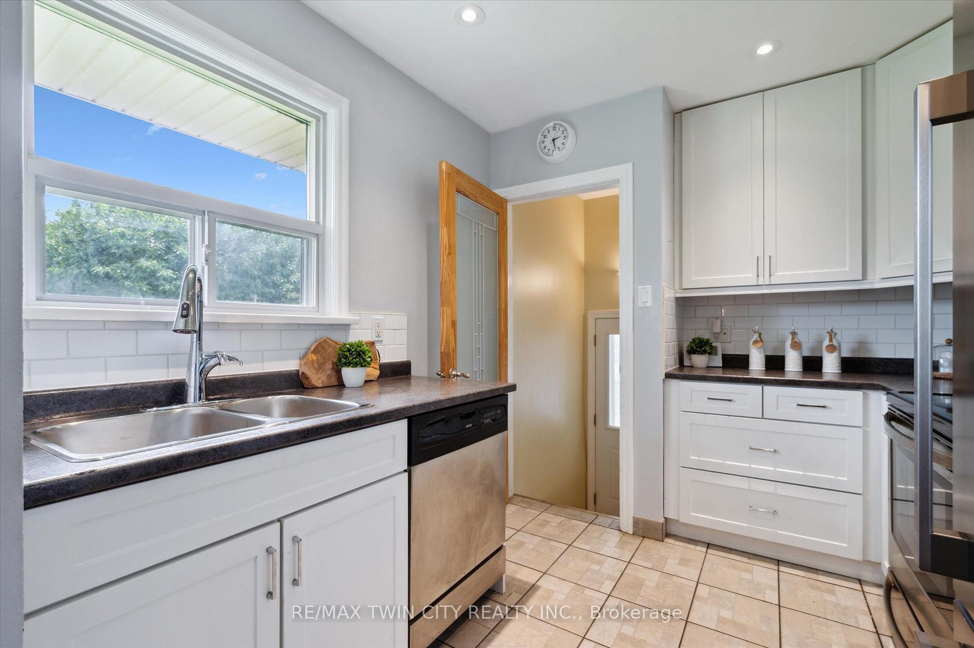 Photo 15 of 13 Meadowvale Avenue, Hamilton, Stoney Creek — HOMEH