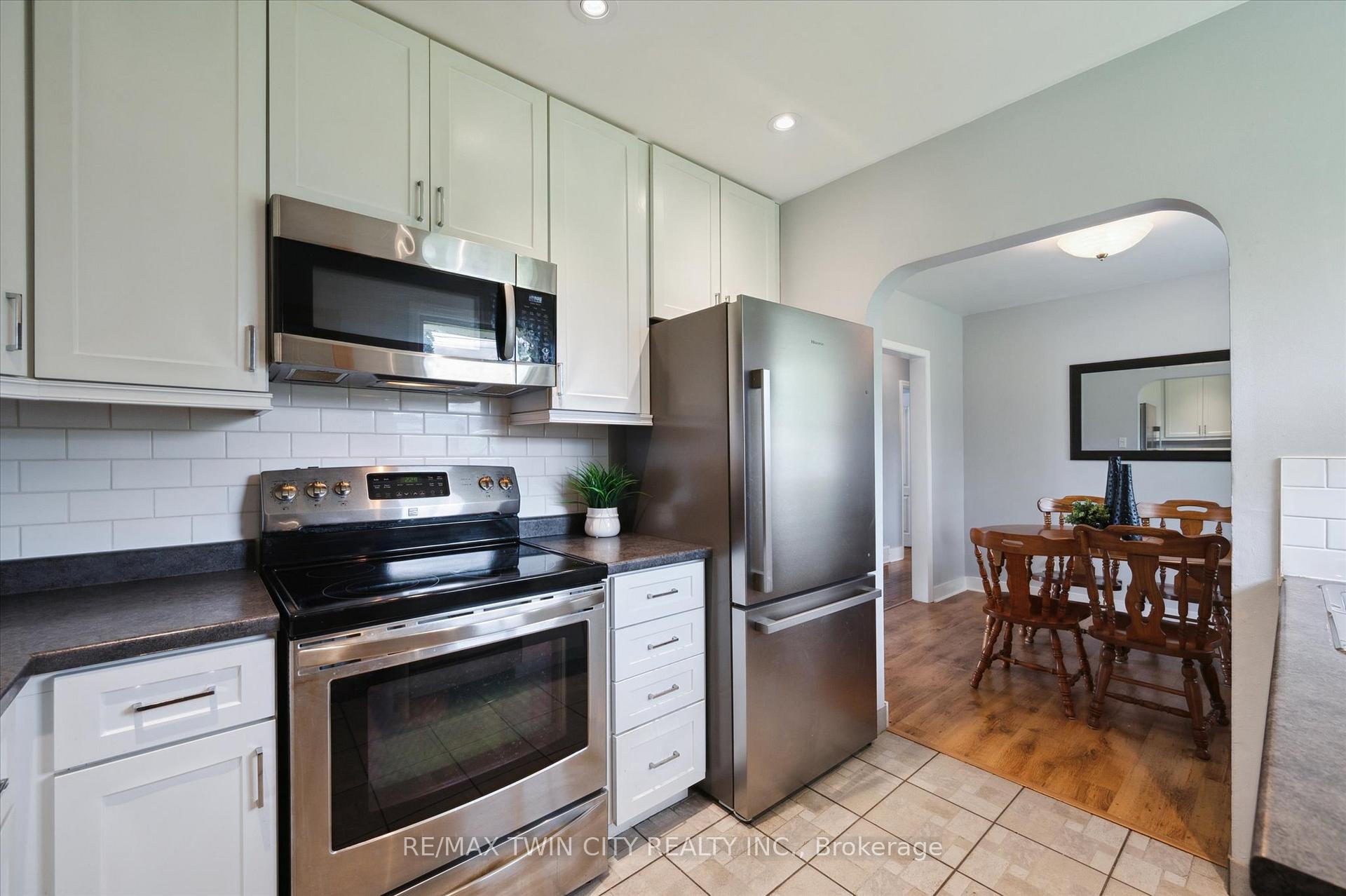 Photo 17 of 13 Meadowvale Avenue, Hamilton, Stoney Creek — HOMEH