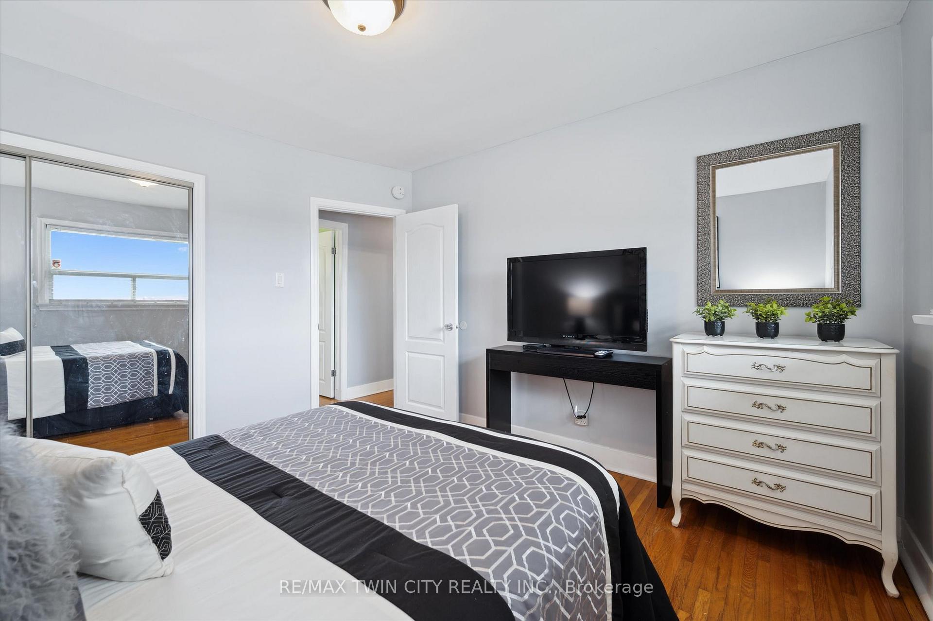 Photo 23 of 13 Meadowvale Avenue, Hamilton, Stoney Creek — HOMEH