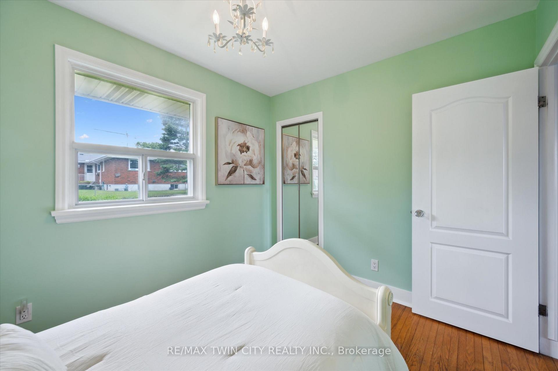 Photo 25 of 13 Meadowvale Avenue, Hamilton, Stoney Creek — HOMEH