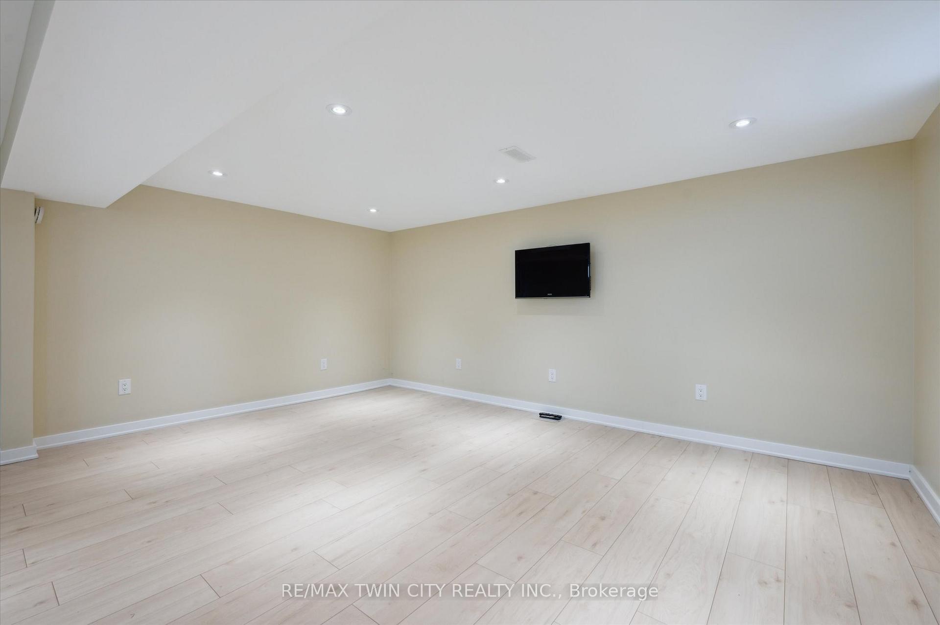 Photo 32 of 13 Meadowvale Avenue, Hamilton, Stoney Creek — HOMEH