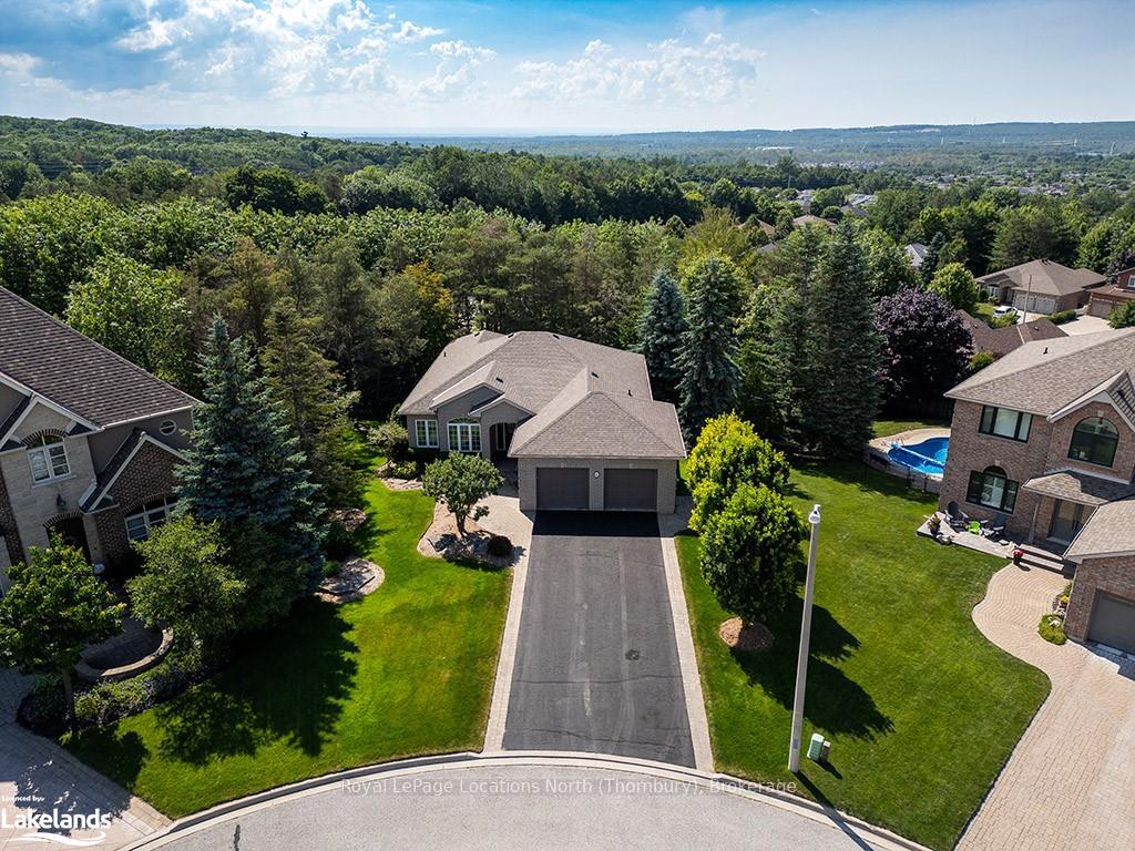 Photo 3 of 4 Porcupine Circle, Barrie, Ardagh — HOMEH