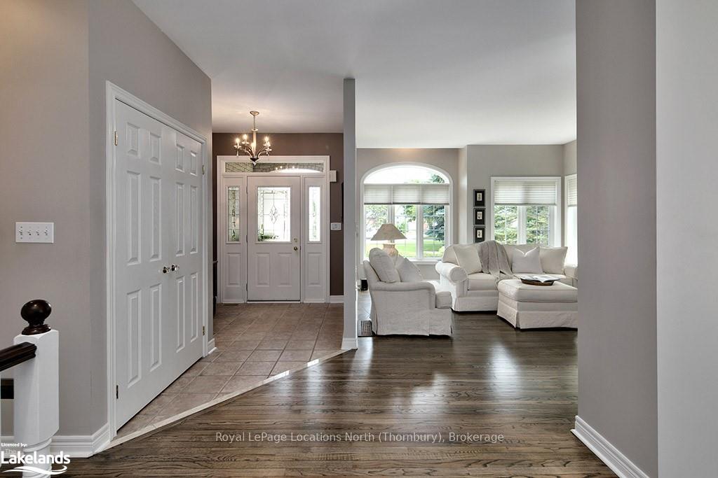Photo 6 of 4 Porcupine Circle, Barrie, Ardagh — HOMEH