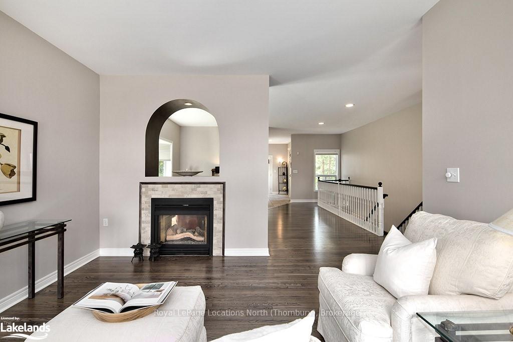 Photo 8 of 4 Porcupine Circle, Barrie, Ardagh — HOMEH