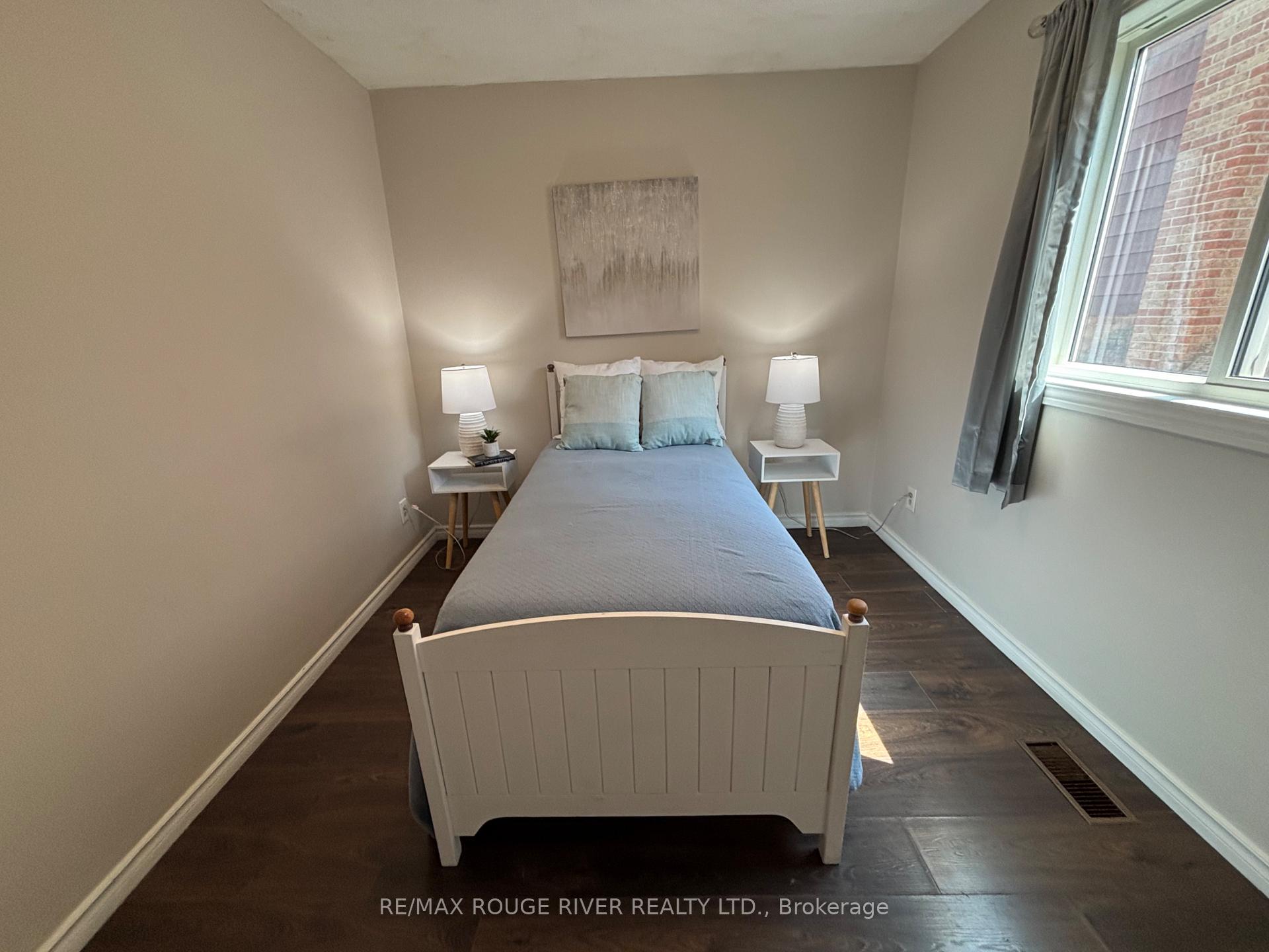Photo 3 of 21 Slater Circle, Brampton, Brampton West — HOMEH
