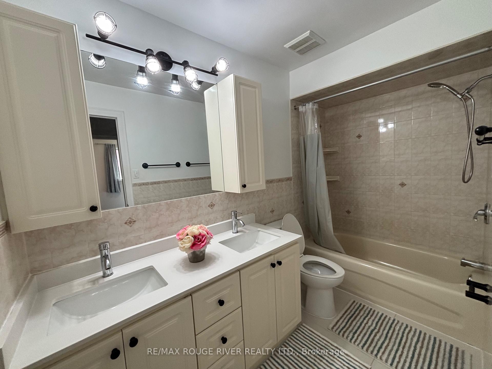 Photo 5 of 21 Slater Circle, Brampton, Brampton West — HOMEH