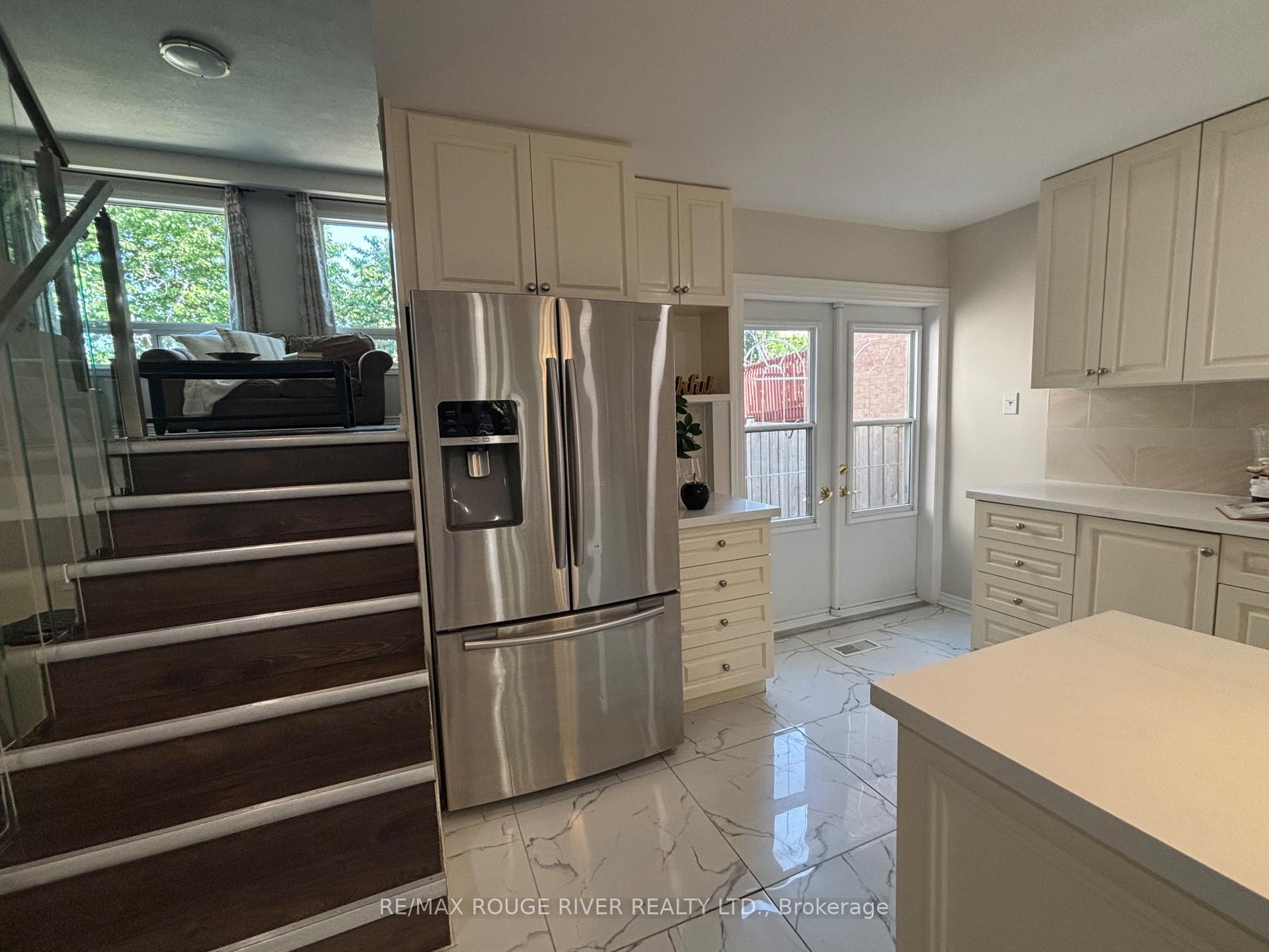 Photo 10 of 21 Slater Circle, Brampton, Brampton West — HOMEH