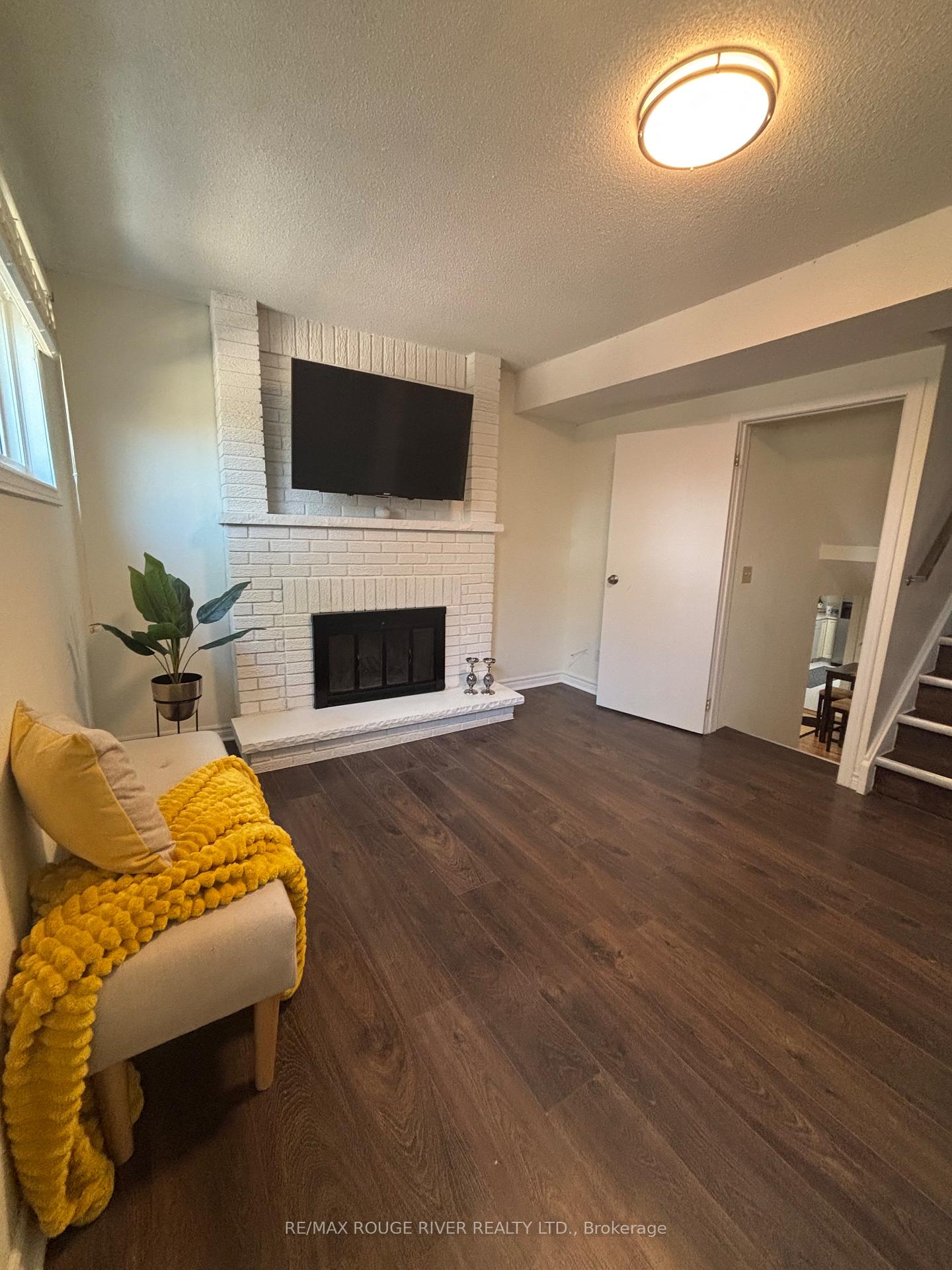 Photo 14 of 21 Slater Circle, Brampton, Brampton West — HOMEH
