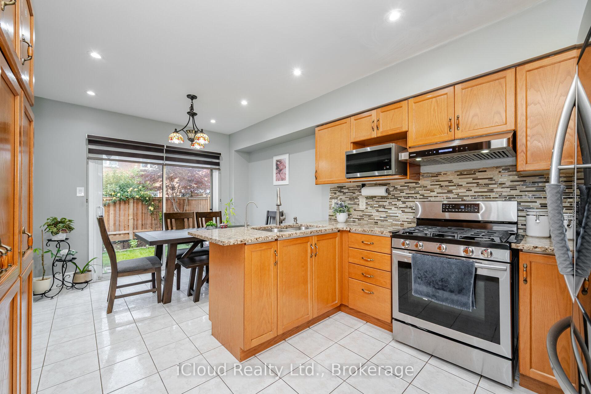 Photo 7 of 26 Culture Crescent, Brampton, Fletcher's Creek Village — HOMEH