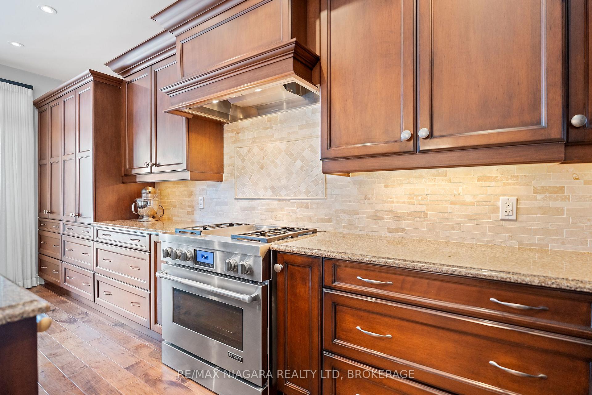 Photo 11 of 69 MacKenzie King Avenue, St. Catharines, Secord Woods — HOMEH