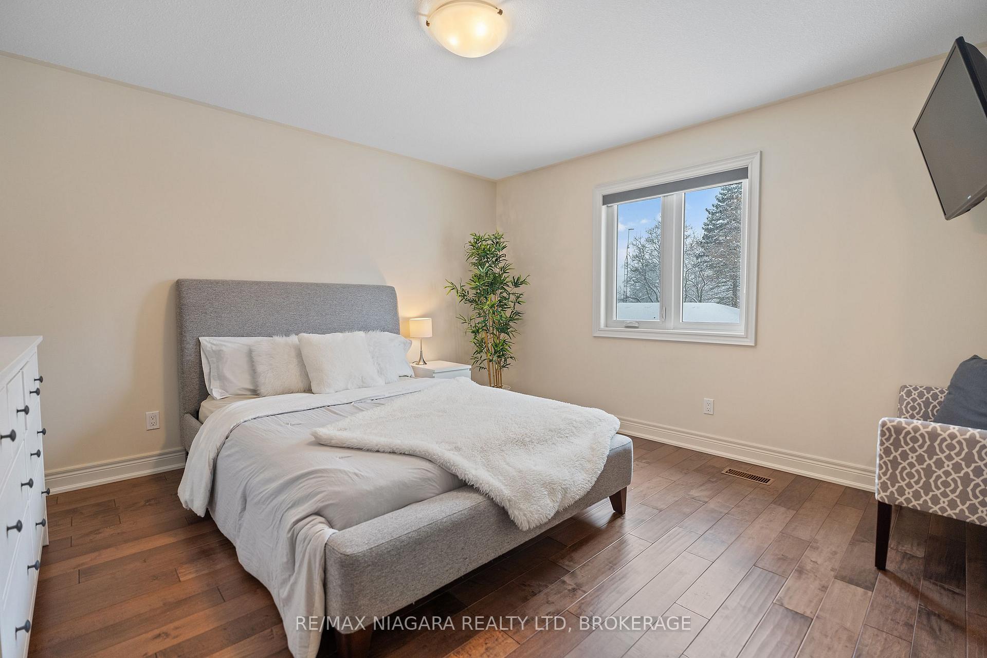 Photo 16 of 69 MacKenzie King Avenue, St. Catharines, Secord Woods — HOMEH