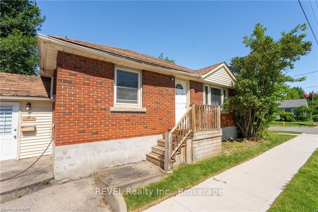 Photo 2 of 22 Ferndale Avenue, St. Catharines, Secord Woods — HOMEH