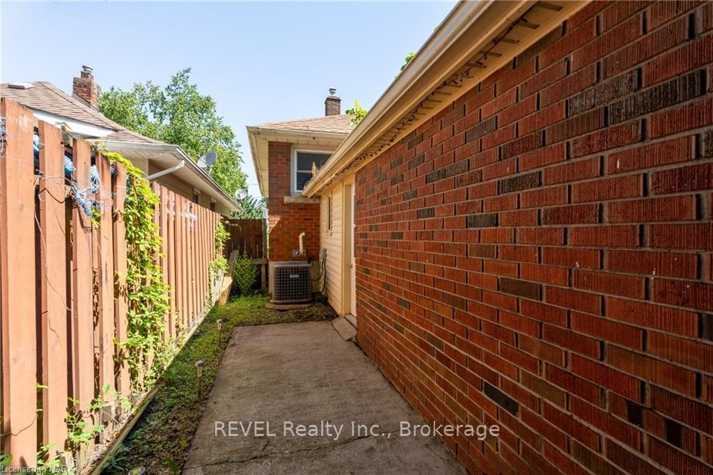 Photo 3 of 22 Ferndale Avenue, St. Catharines, Secord Woods — HOMEH