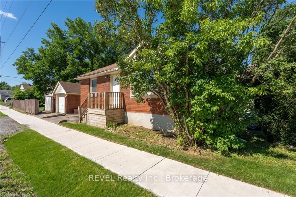 Photo 5 of 22 Ferndale Avenue, St. Catharines, Secord Woods — HOMEH