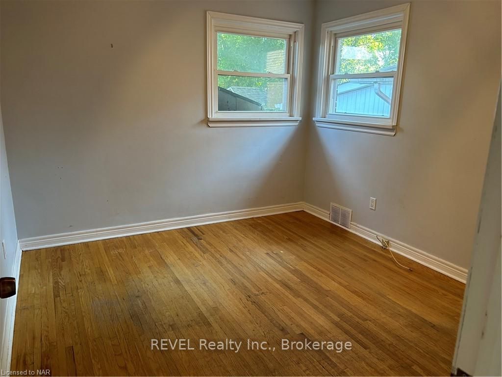 Photo 10 of 22 Ferndale Avenue, St. Catharines, Secord Woods — HOMEH