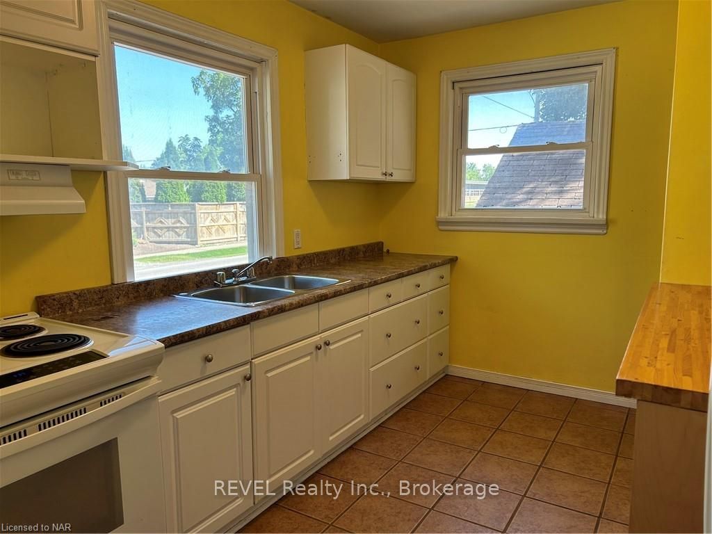 Photo 12 of 22 Ferndale Avenue, St. Catharines, Secord Woods — HOMEH