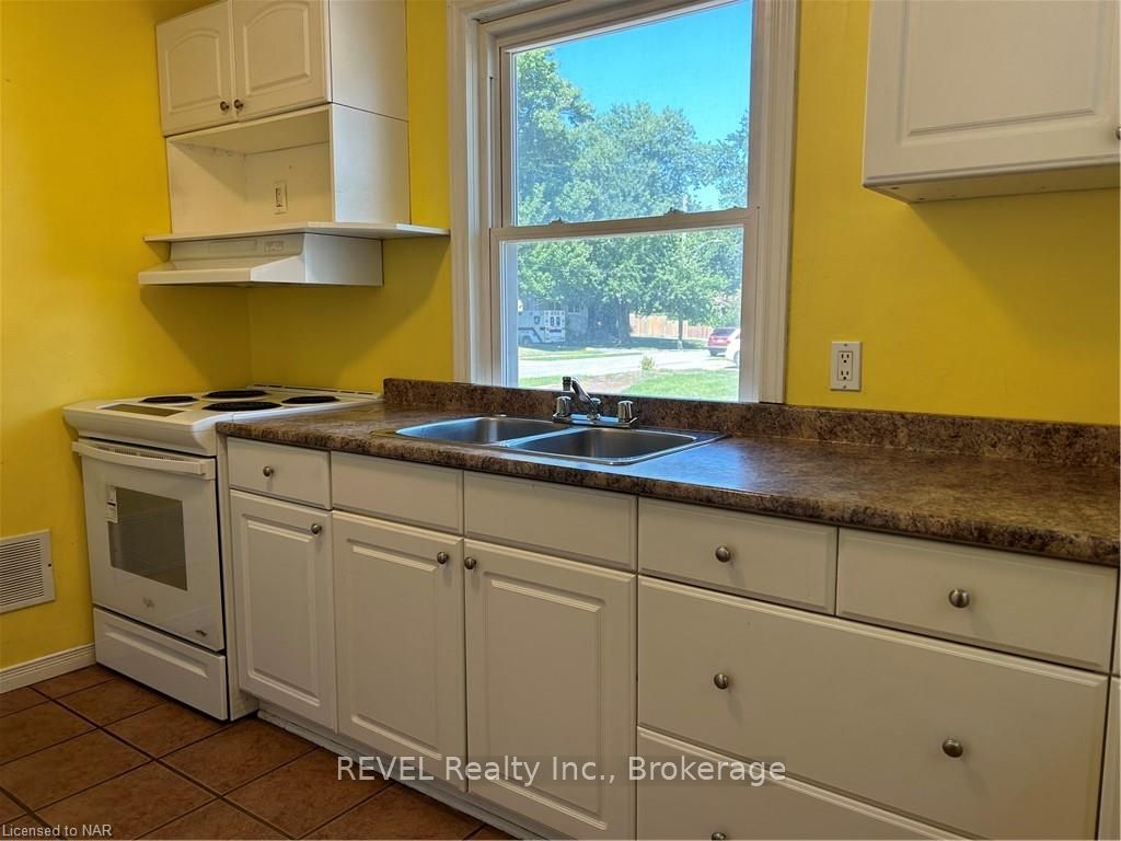 Photo 13 of 22 Ferndale Avenue, St. Catharines, Secord Woods — HOMEH