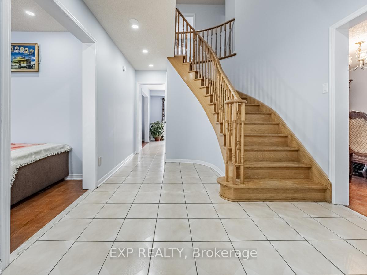 Photo 4 of 76 Blackmere Circle, Brampton, Fletcher's Creek South — HOMEH