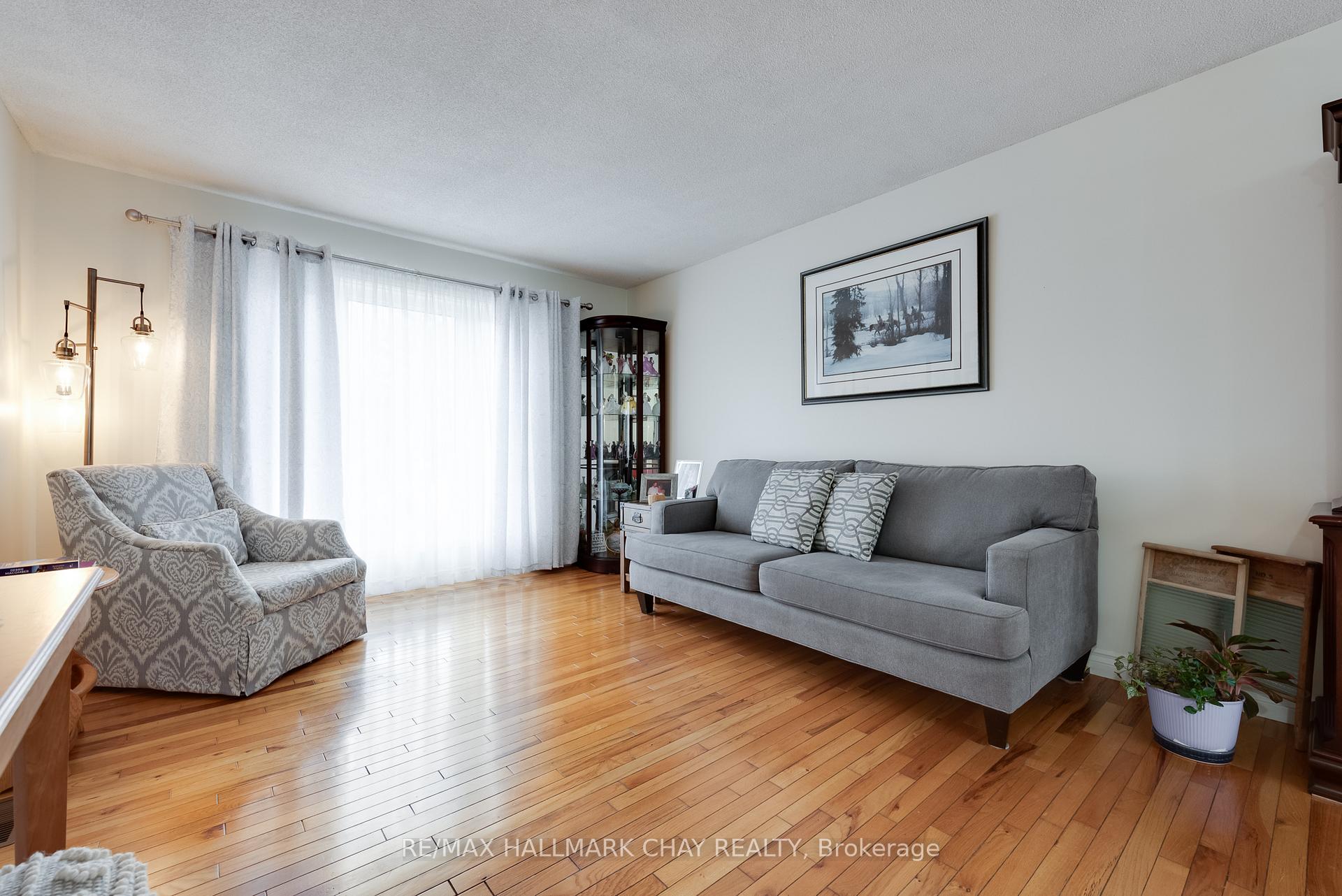 Photo 2 of 7 Keats Drive, Barrie, Letitia Heights — HOMEH