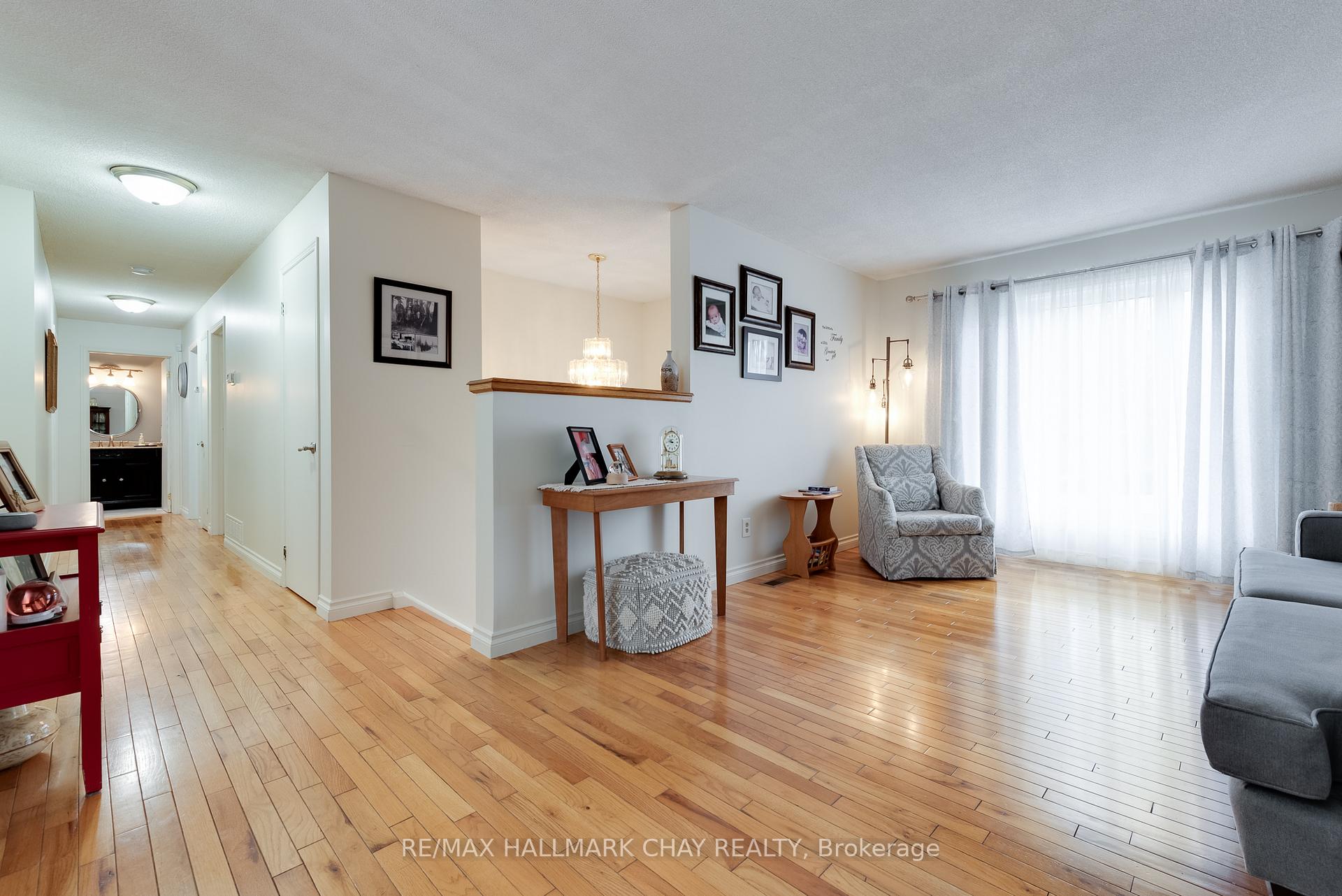 Photo 3 of 7 Keats Drive, Barrie, Letitia Heights — HOMEH