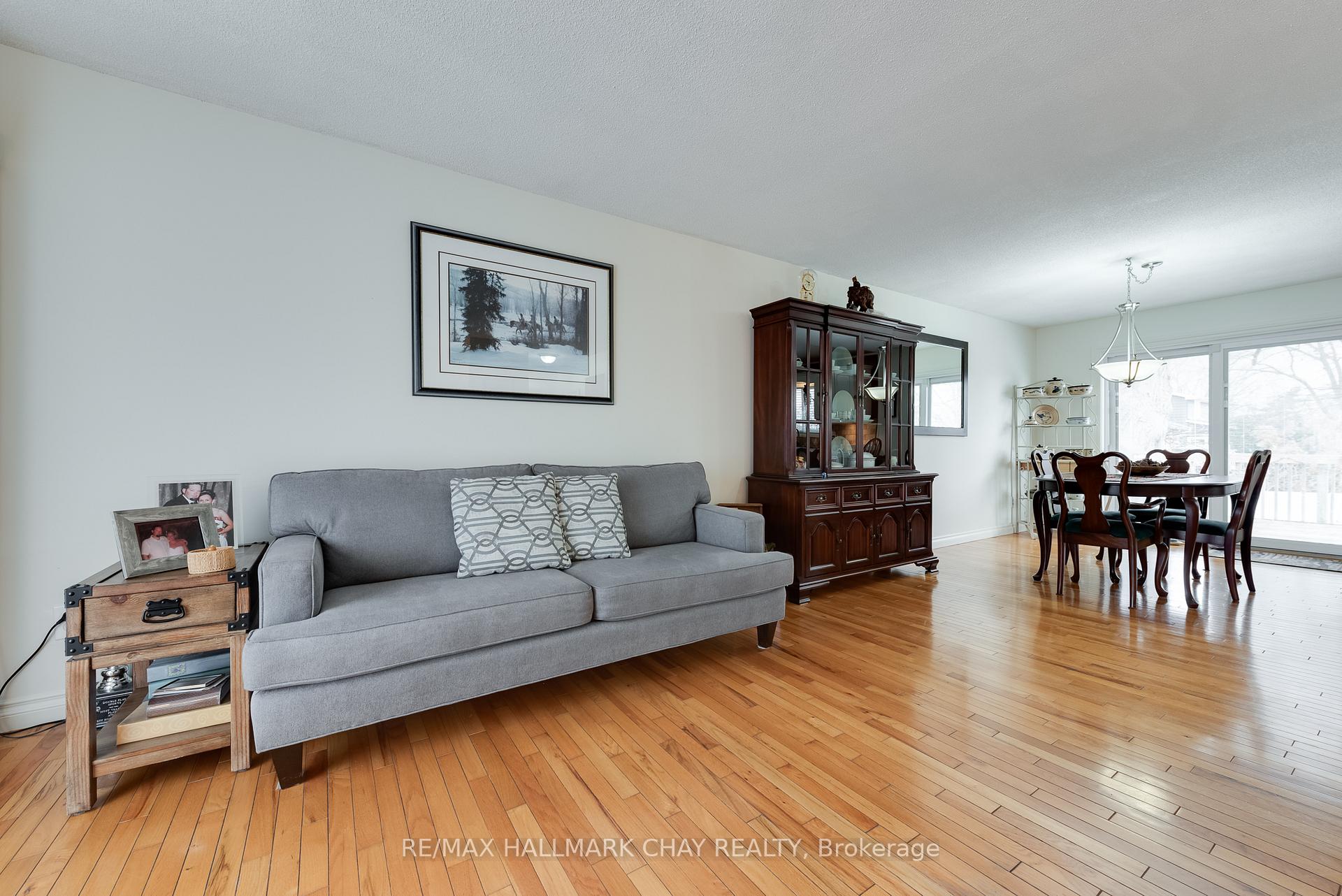 Photo 4 of 7 Keats Drive, Barrie, Letitia Heights — HOMEH